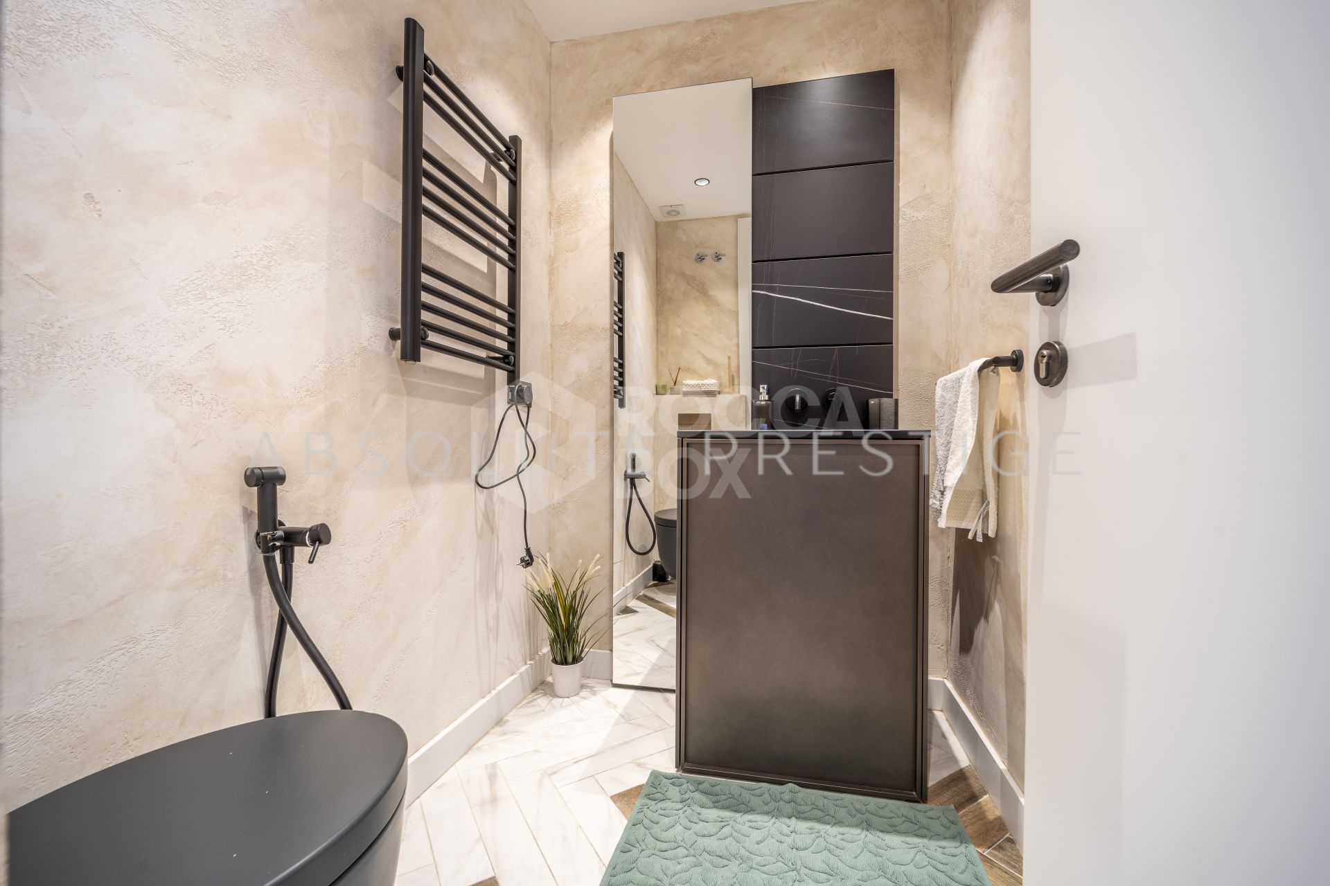 ELEGANT DESIGNER APARTMENT IN THE HEART OF PUERTO BANÚS