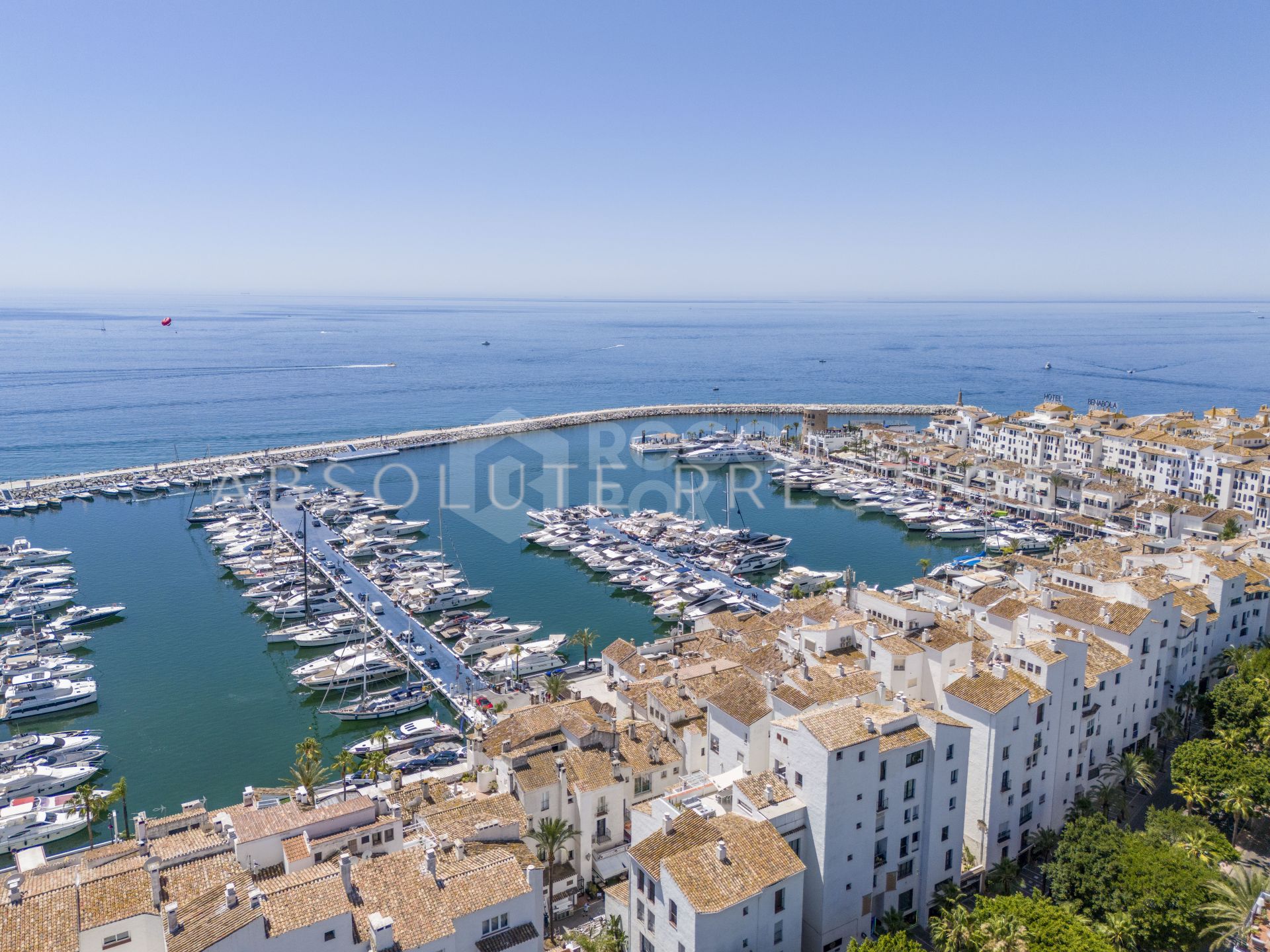 ELEGANT DESIGNER APARTMENT IN THE HEART OF PUERTO BANÚS