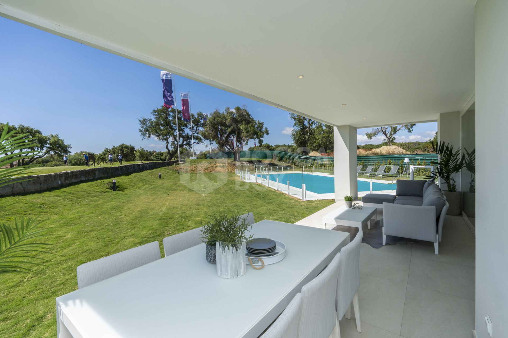 Emerald Greens, mediterranean style apartments and penthouses frontline golf in San Roque Club.