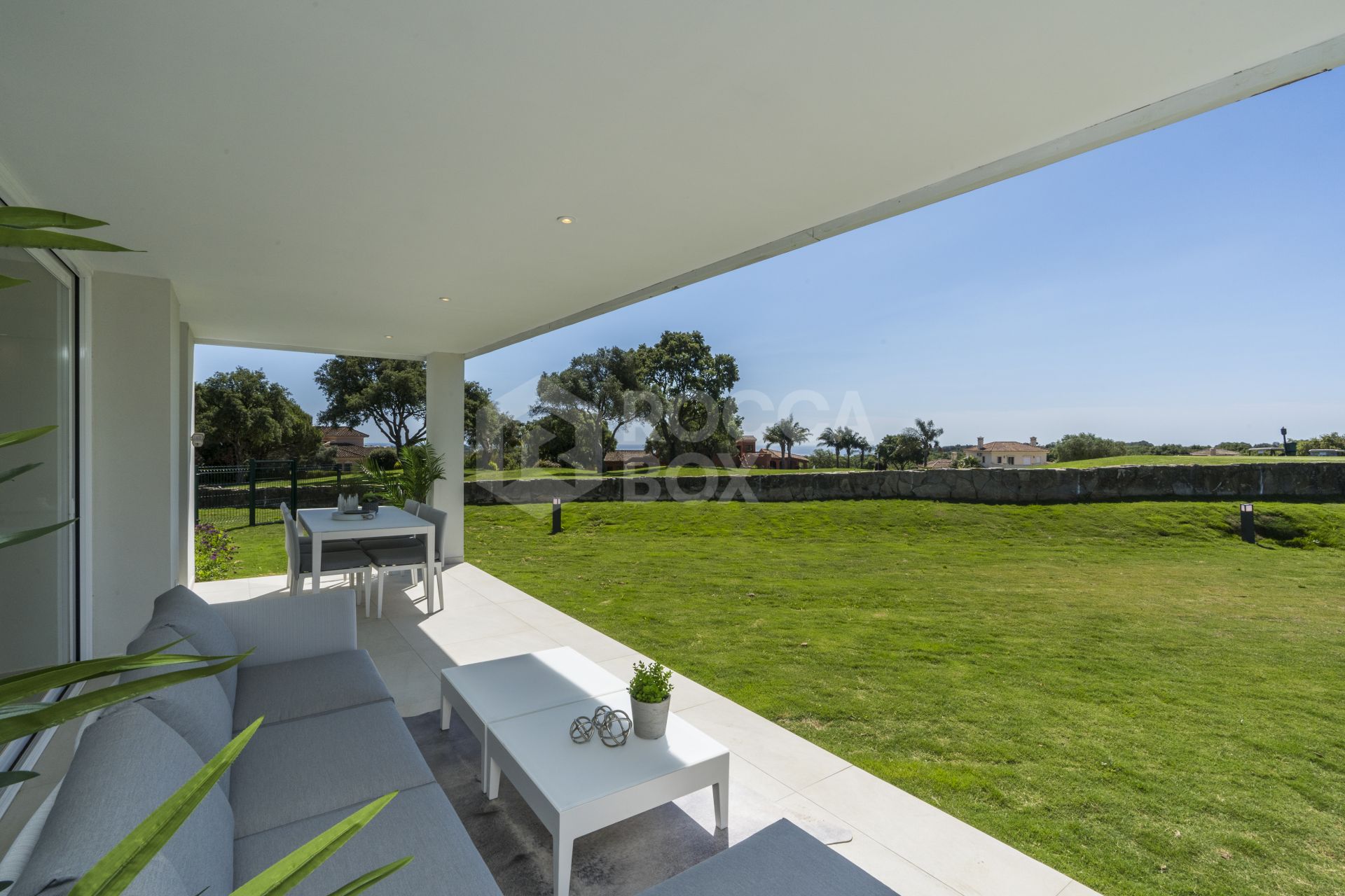 Emerald Greens, mediterranean style apartments and penthouses frontline golf in San Roque Club.