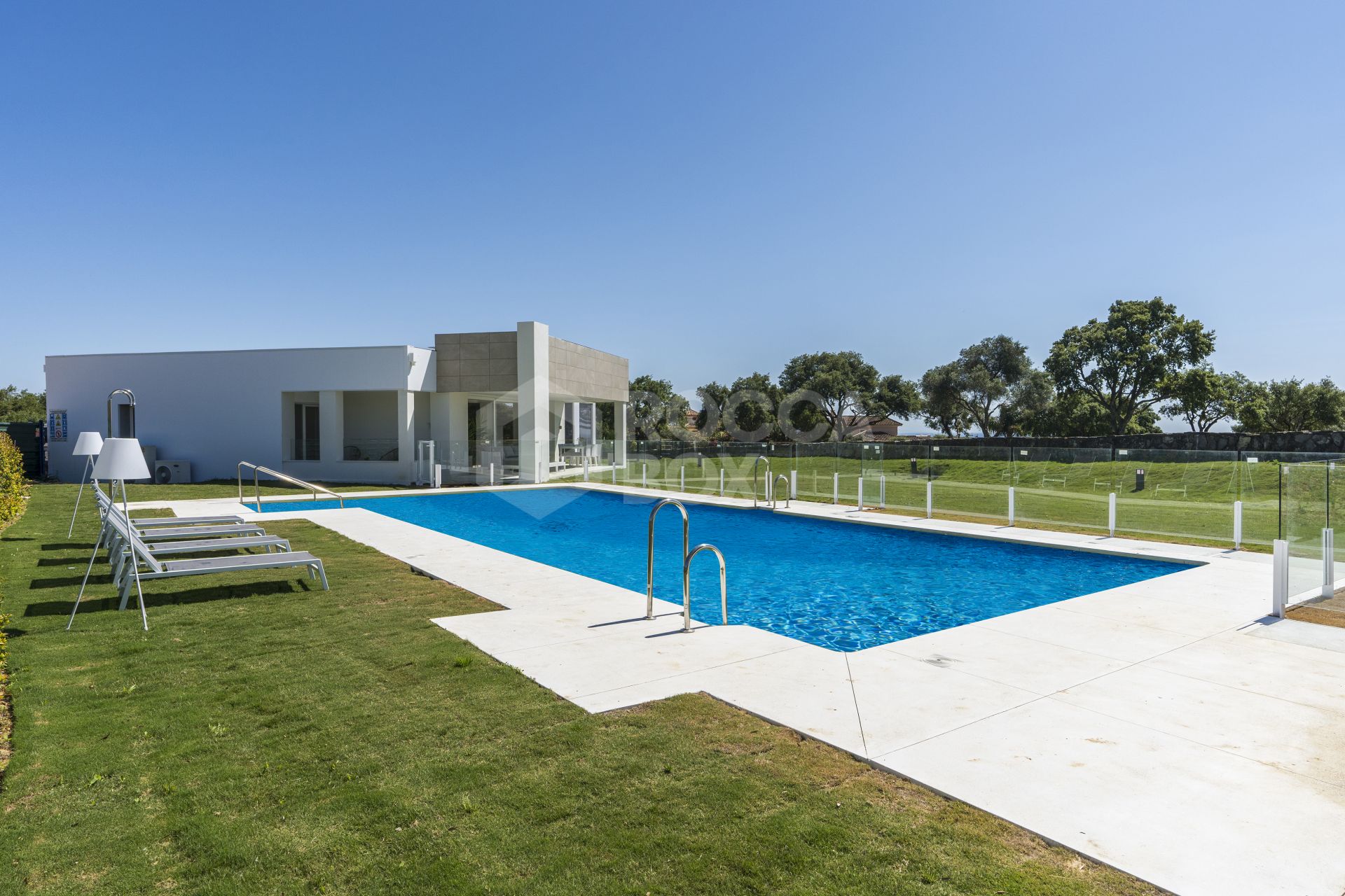 Emerald Greens, mediterranean style apartments and penthouses frontline golf in San Roque Club.
