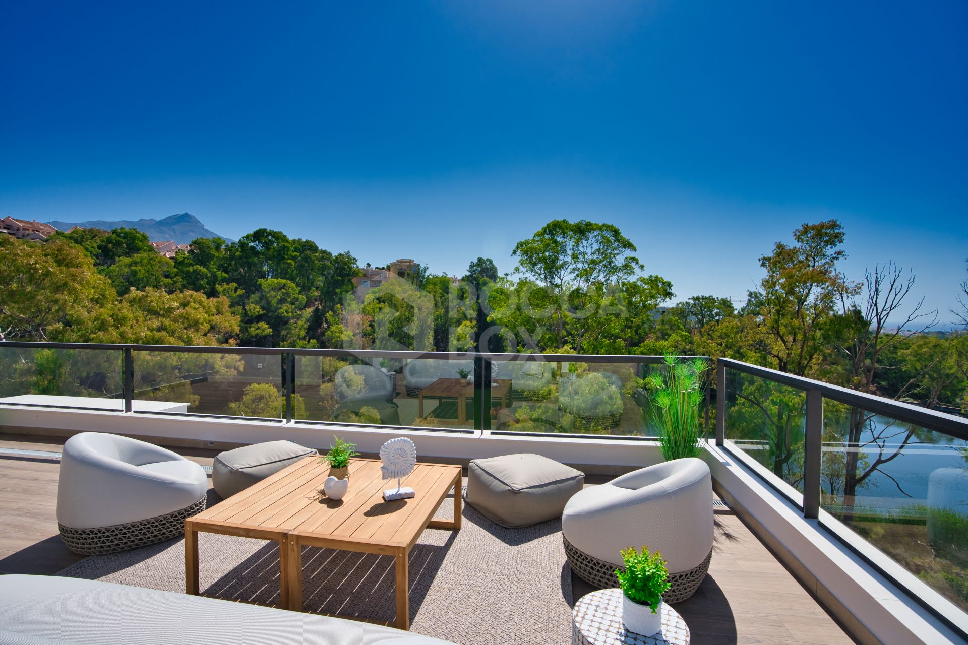 Marbella Lake, a modern development at the heart of Golf Valley in Nueva Andalucía.