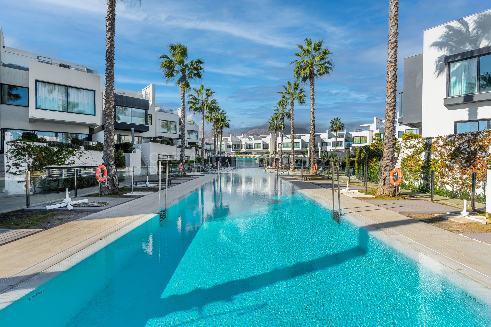 Modern luxe herenhuis aan het strand in Estepona | Christie’s International Real Estate