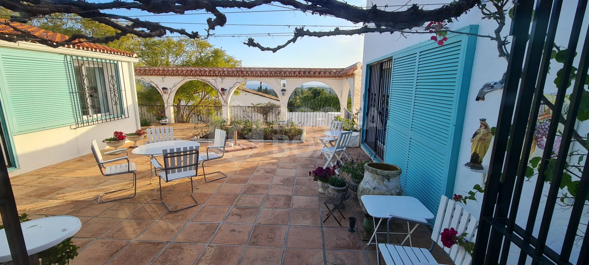 Charming traditional style Villa with Panoramic Sea Views and guest apartment in Puerto Romano, Estepona