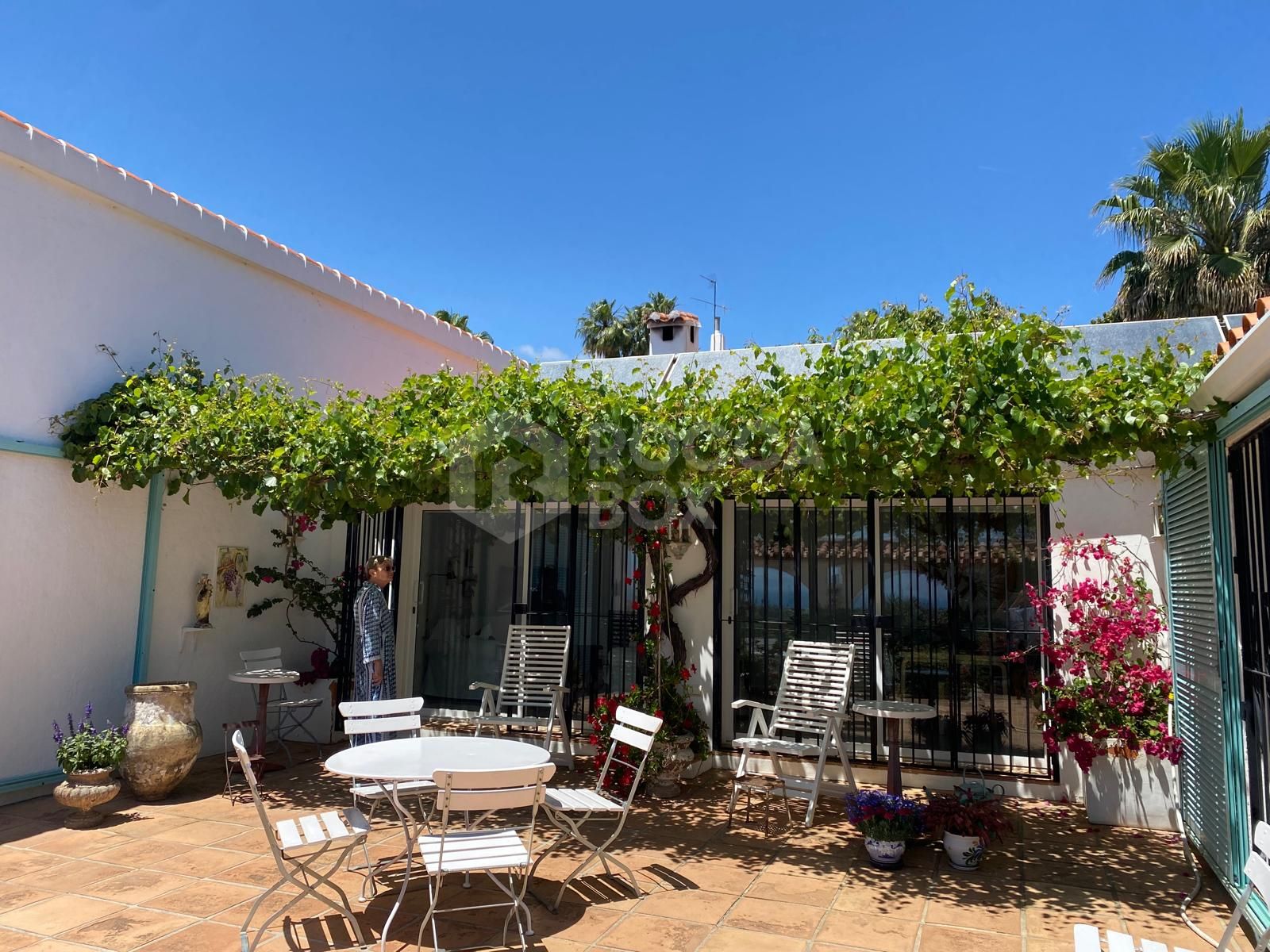 Charming traditional style Villa with Panoramic Sea Views and guest apartment in Puerto Romano, Estepona