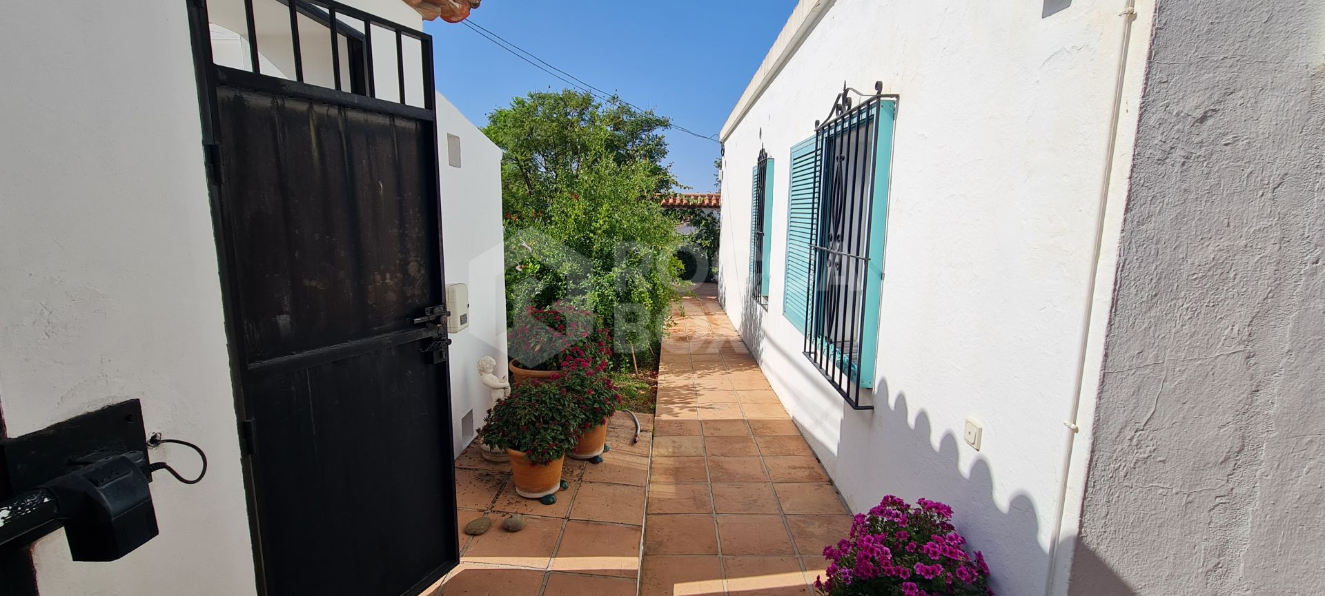 Villa with panoramic sea views in Puerto Romano, Estepona