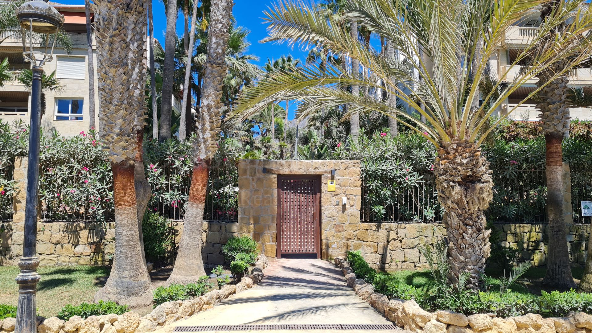 Apartamento en Las Cañas Beach, Marbella