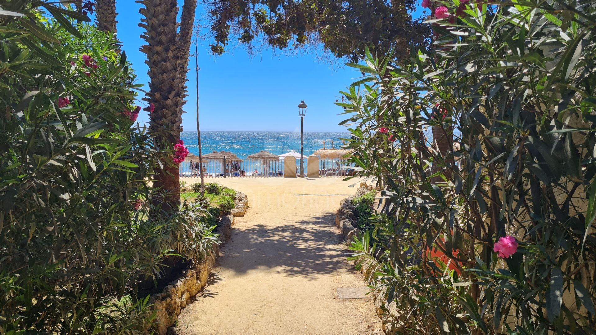 Apartamento en Las Cañas Beach, Marbella