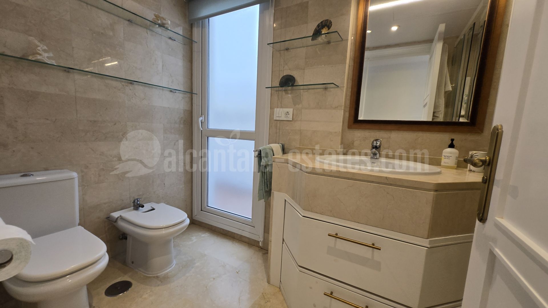 Apartamento en Las Cañas Beach, Marbella