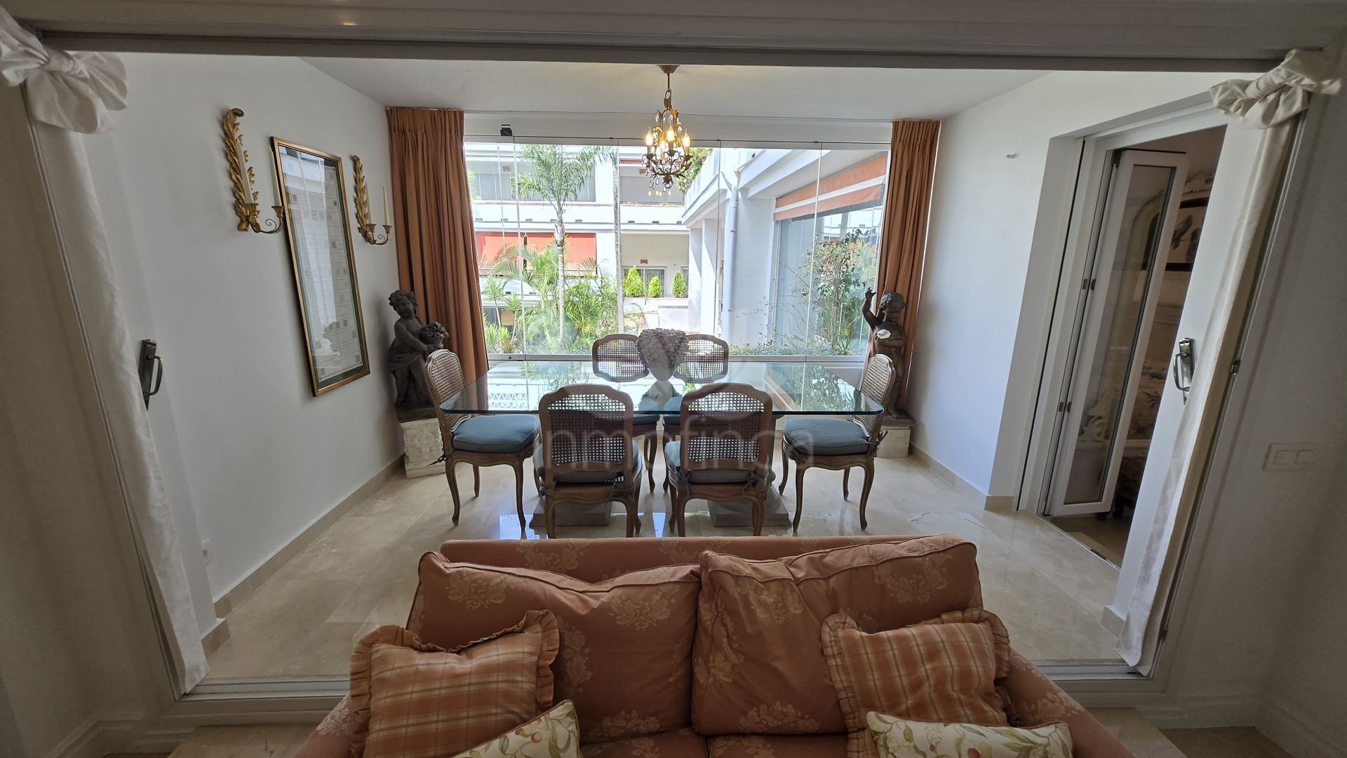 Apartamento en Las Cañas Beach, Marbella