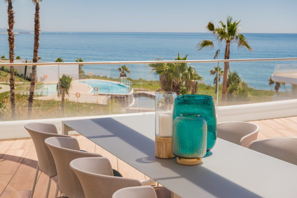 MAGNIFICENT PENTHOUSE IN ABSOLUTE FRONT LINE BEACH POSITION IN ESTEPONA