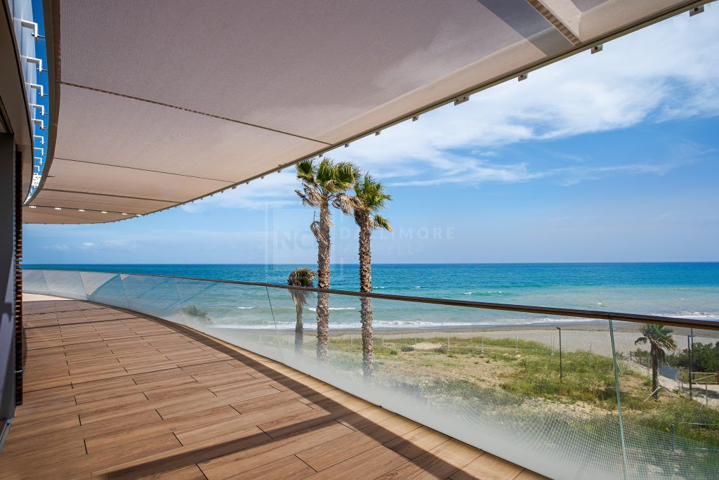 MAGNIFICENT PENTHOUSE IN ABSOLUTE FRONT LINE BEACH POSITION IN ESTEPONA