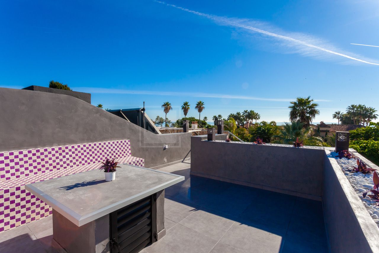 Villa en venta y en alquiler en Los Monteros Playa, Marbella