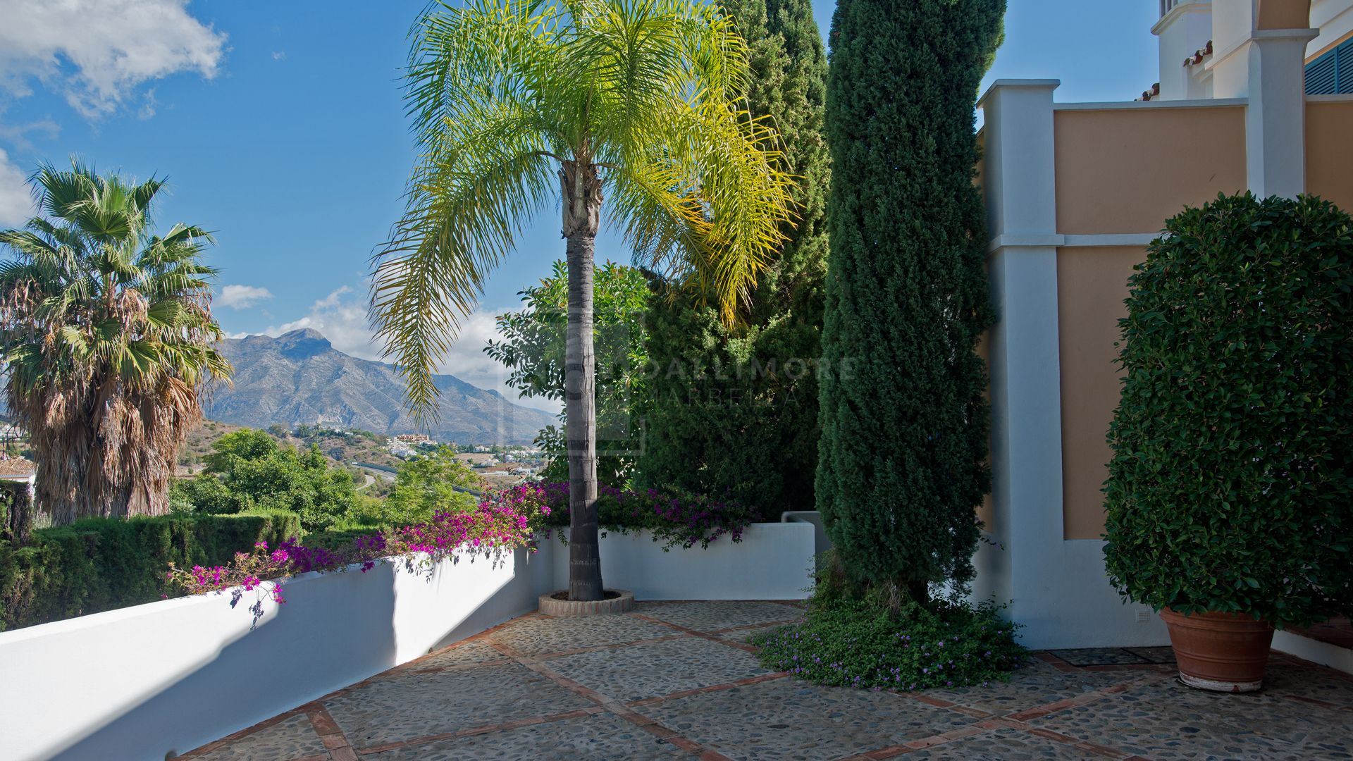 CLASSIC 10 BEDROOM VILLA IN LA QUINTA GOLF RESORT, BENAHAVIS