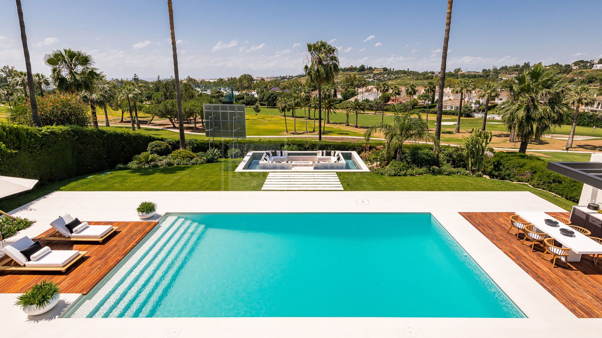 Special front line Golf Villa in Nueva Andalucia