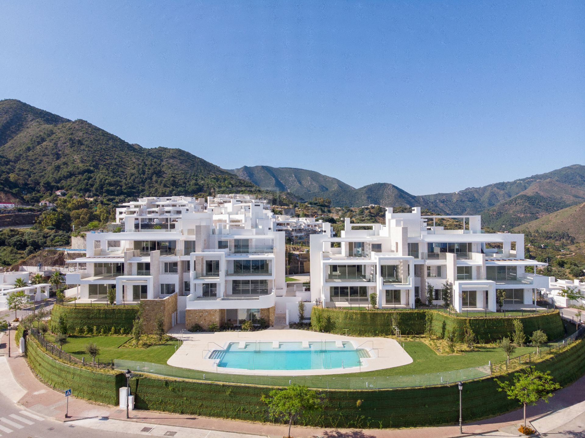 STUNNING DUPLEX PENTHOUSE WITH PANORAMIC SEA VIEWS LOCATED JUST ABOVE MARBELLA