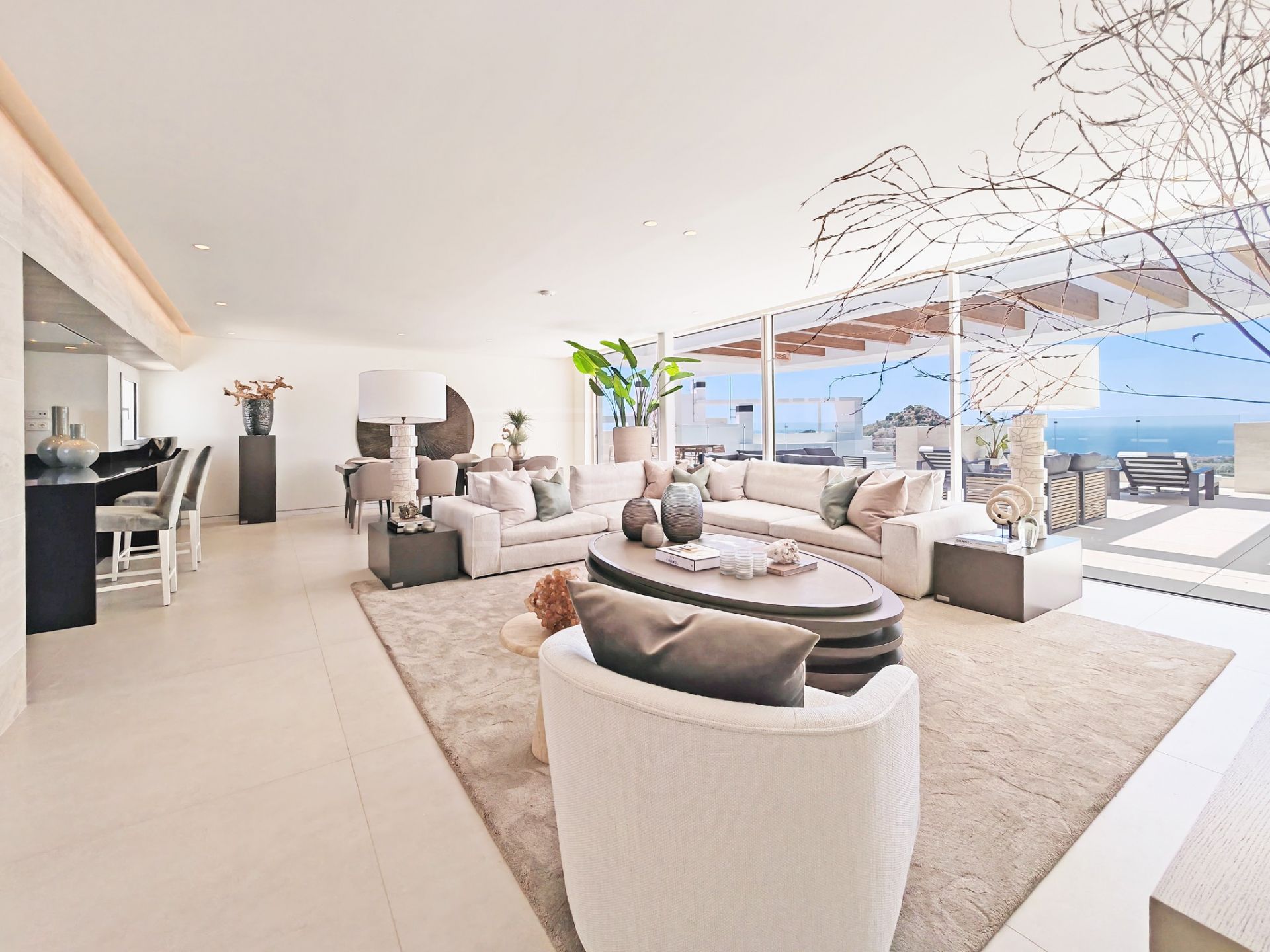 STUNNING DUPLEX PENTHOUSE WITH PANORAMIC SEA VIEWS LOCATED JUST ABOVE MARBELLA