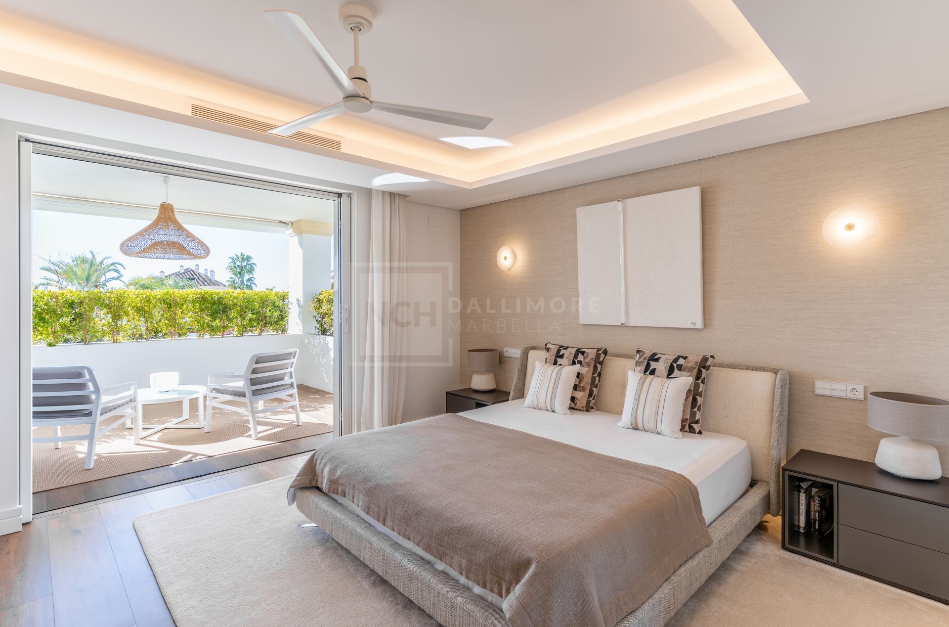 STUNNING LUXURY APARTMENT LOCATED ON THE GOLDEN MILE