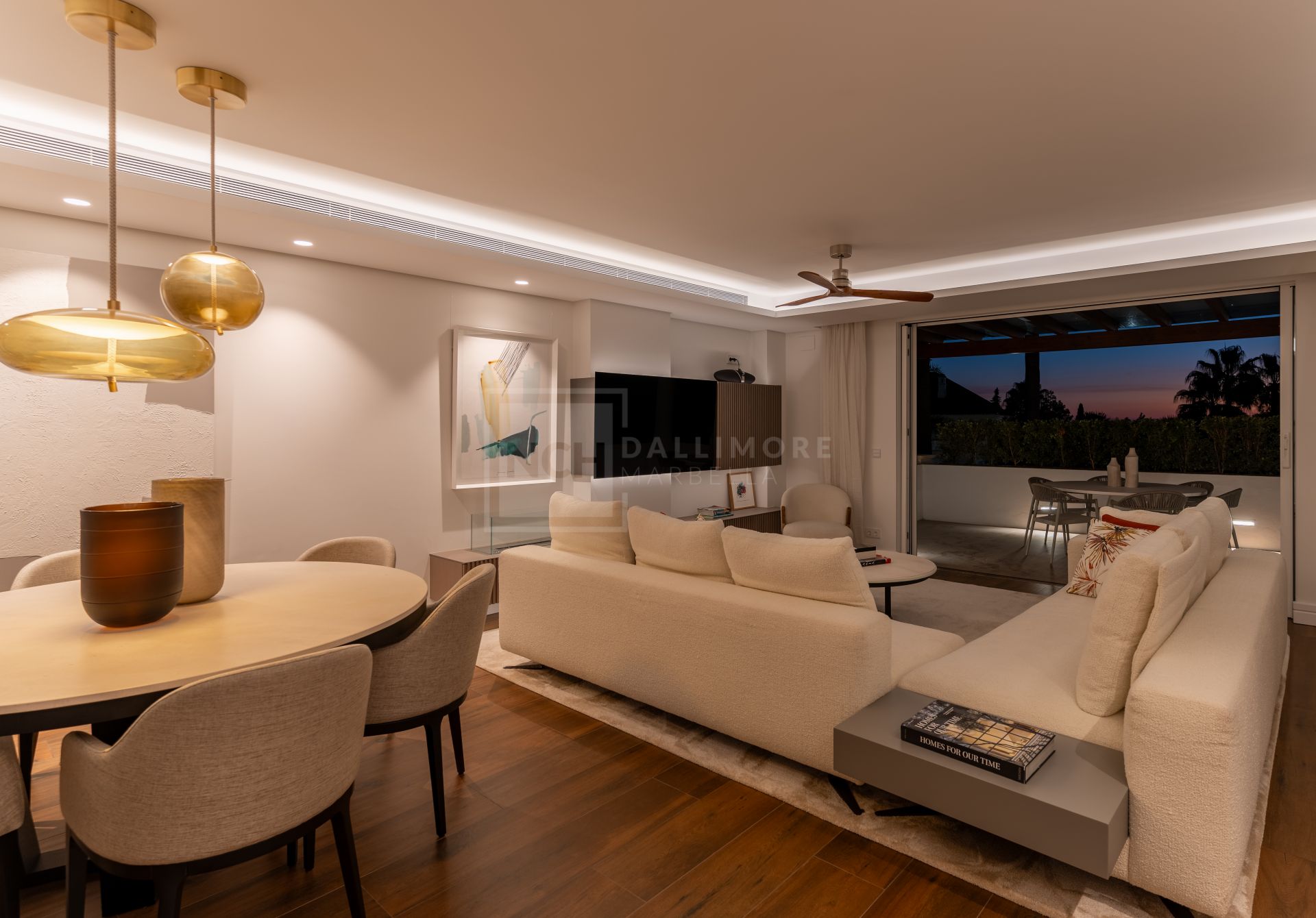 STUNNING LUXURY APARTMENT LOCATED ON THE GOLDEN MILE