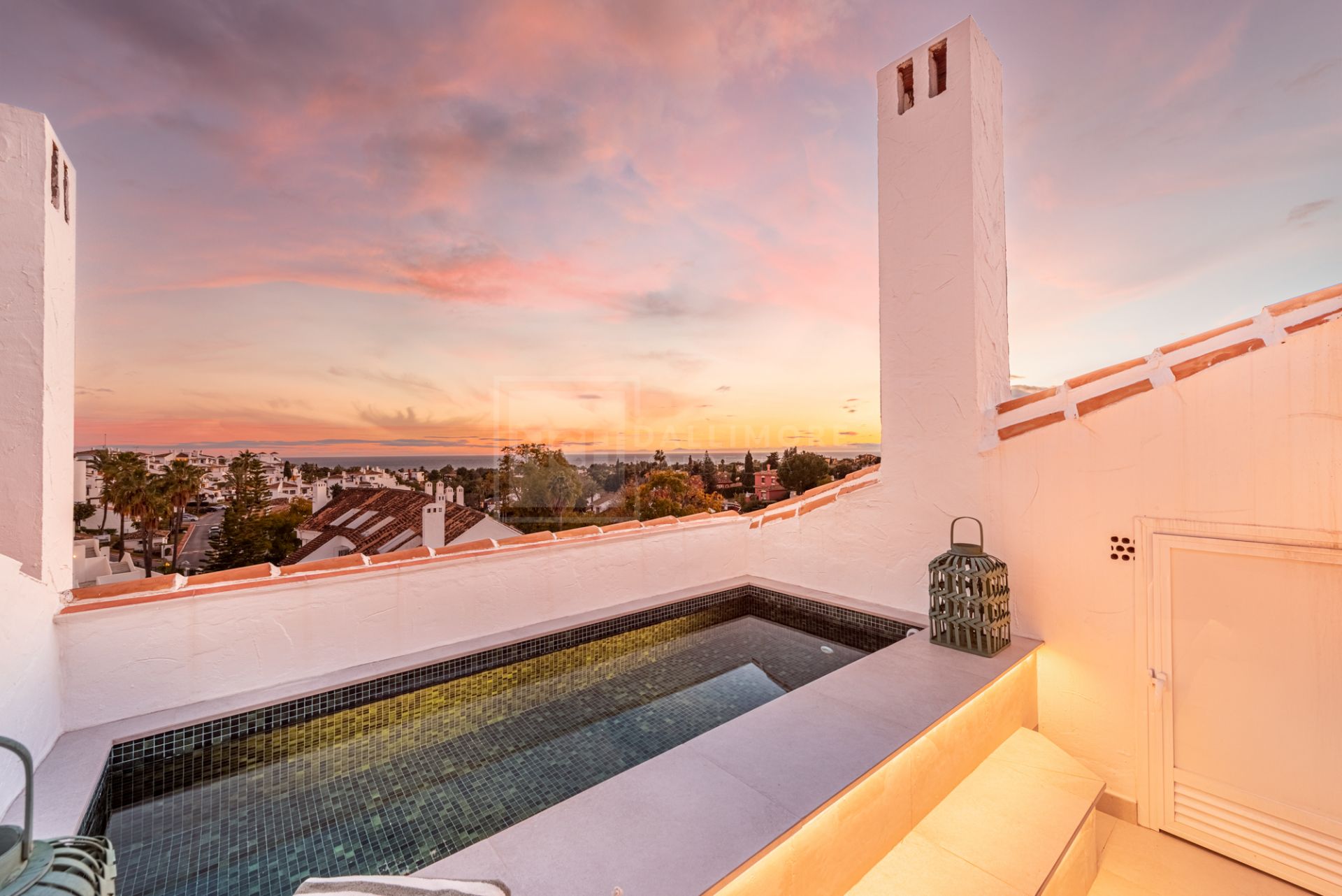 RENOVATED PENTHOUSE IN THE HEART OF NUEVA ANDALUCIA