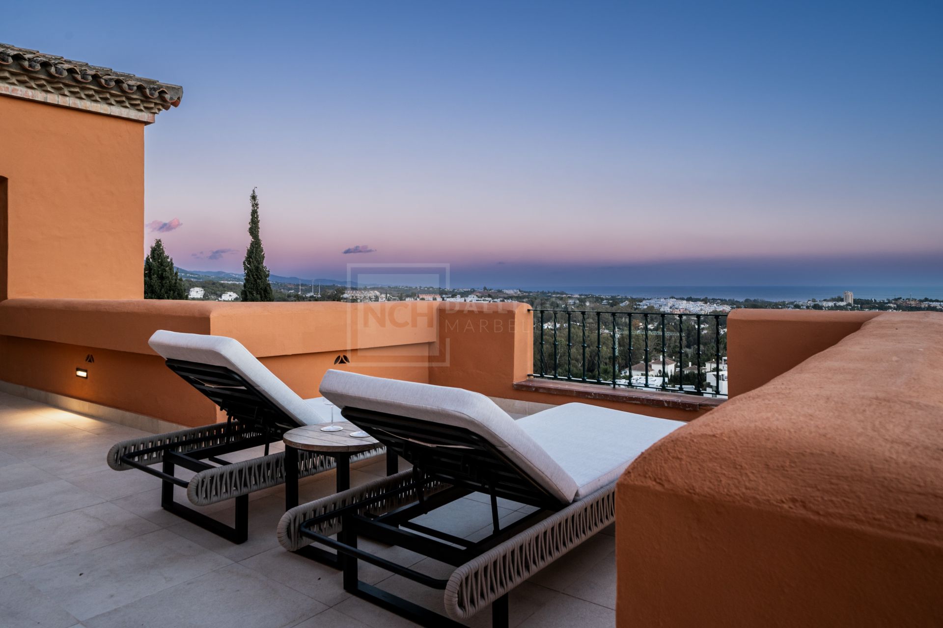 STUNNING LUXURY APARTMENT LOCATED IN NUEVA ANDALUCIA