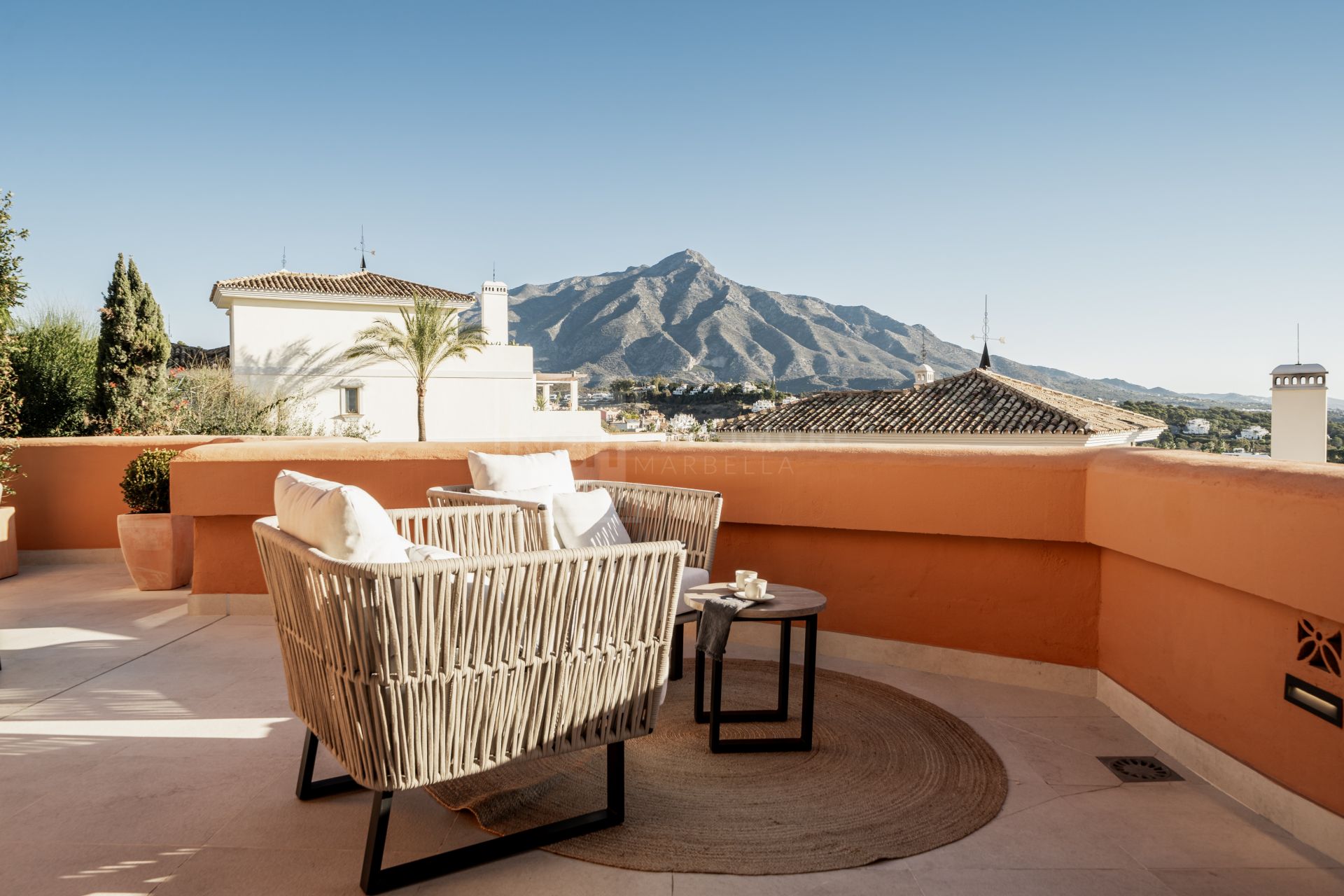 STUNNING LUXURY APARTMENT LOCATED IN NUEVA ANDALUCIA