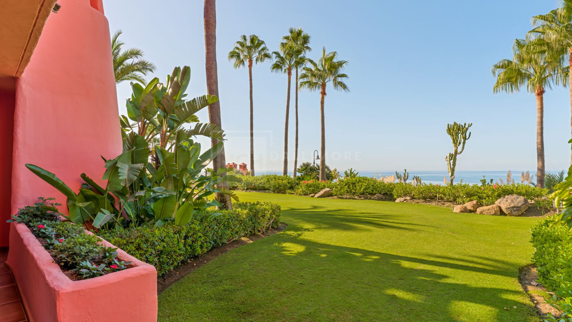 FRONT-LINE BEACH APARTMENT ON THE NEW GOLDEN MILE