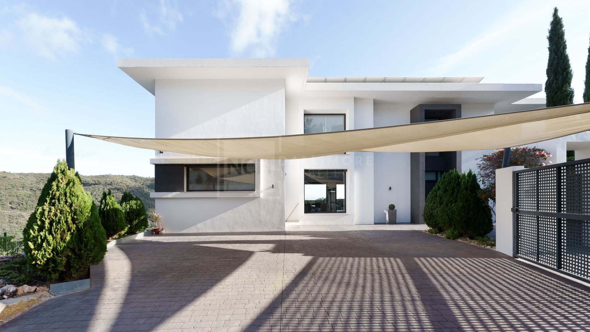 STRIKING 4 BEDROOM CONTEMPORARY LUXURY VILLA IN TRANQUIL AREA OF BENAHAVIS