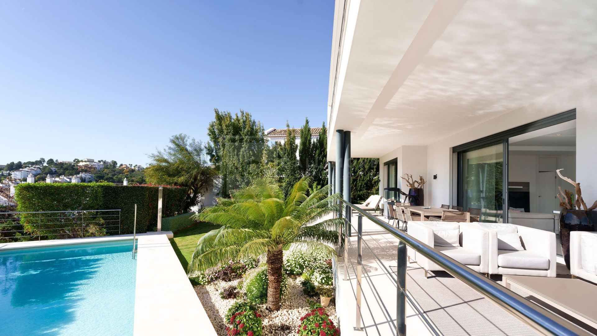 STRIKING 4 BEDROOM CONTEMPORARY LUXURY VILLA IN TRANQUIL AREA OF BENAHAVIS