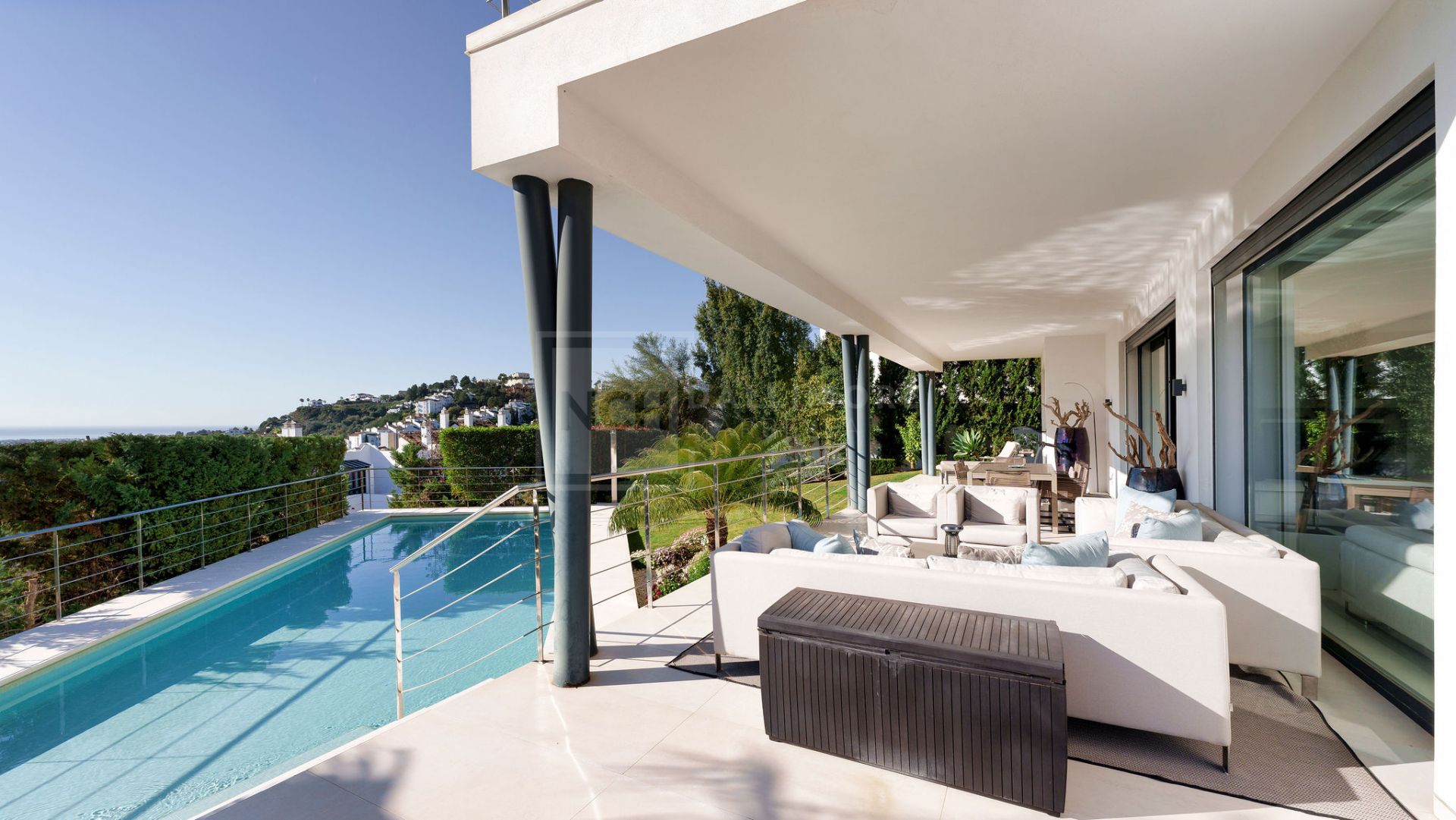 STRIKING 4 BEDROOM CONTEMPORARY LUXURY VILLA IN TRANQUIL AREA OF BENAHAVIS