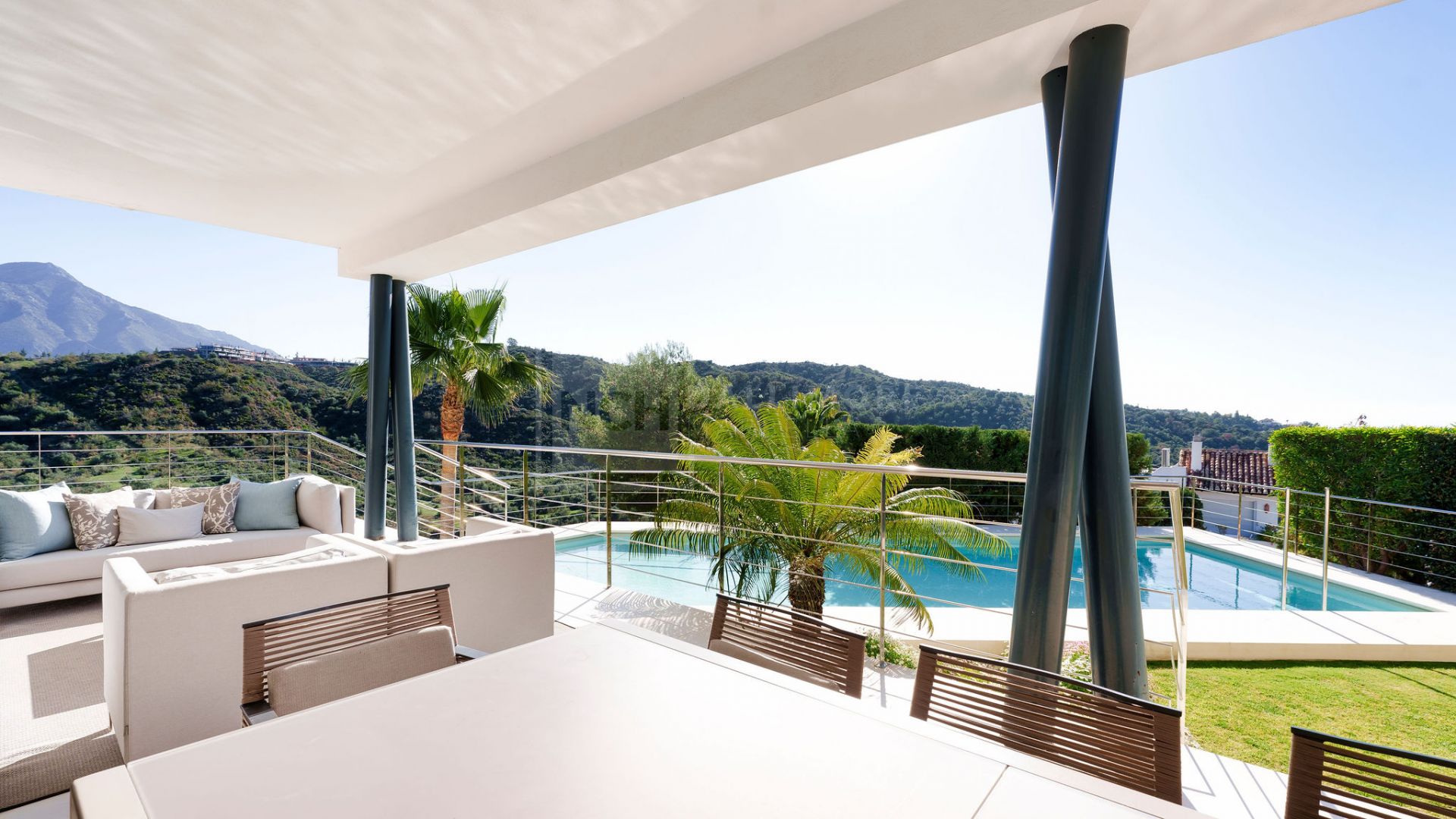 STRIKING 4 BEDROOM CONTEMPORARY LUXURY VILLA IN TRANQUIL AREA OF BENAHAVIS