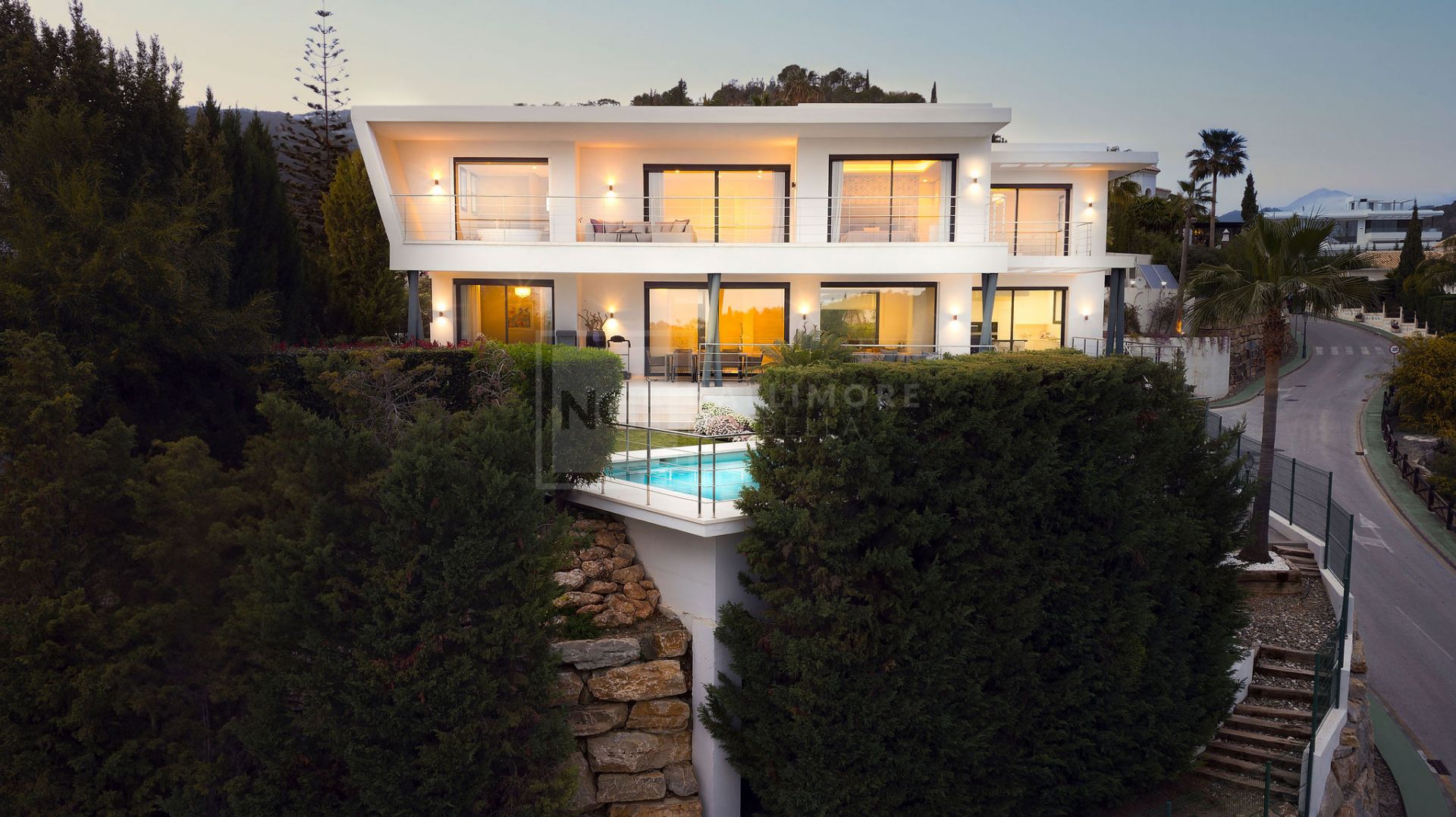 STRIKING 4 BEDROOM CONTEMPORARY LUXURY VILLA IN TRANQUIL AREA OF BENAHAVIS