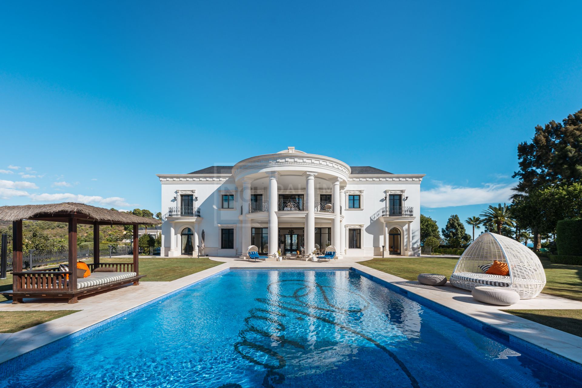 Villa en venta en Hacienda las Chapas, Marbella