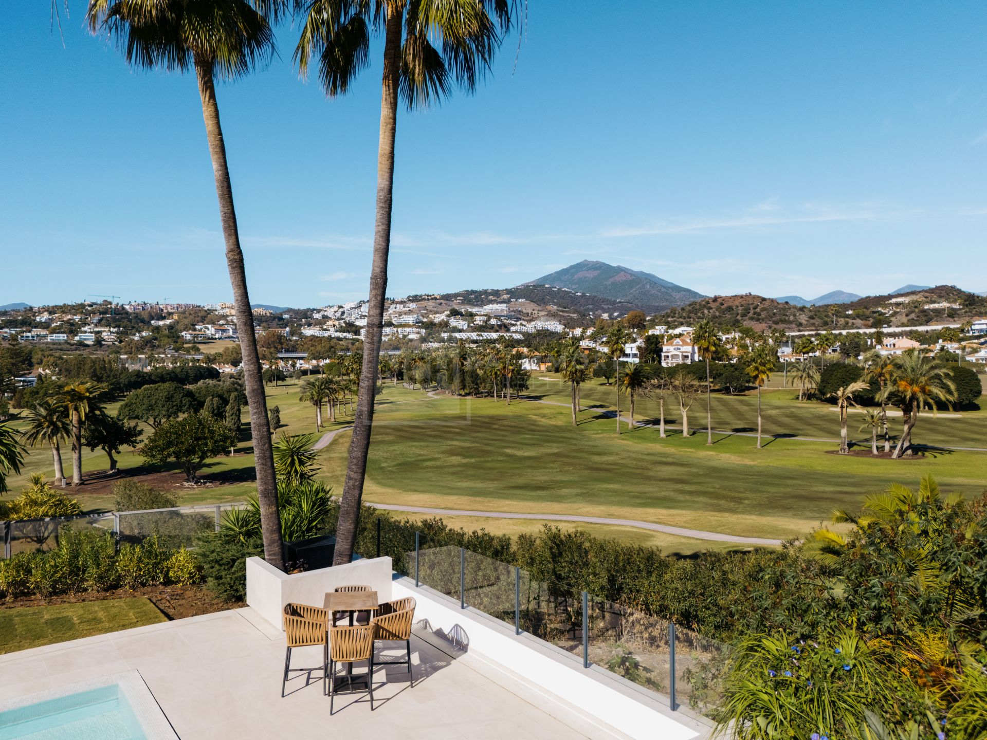 STUNNING FRONT LINE GOLF MANSION LOCATED IN NUEVA ANDALUCIA, MARBELLA
