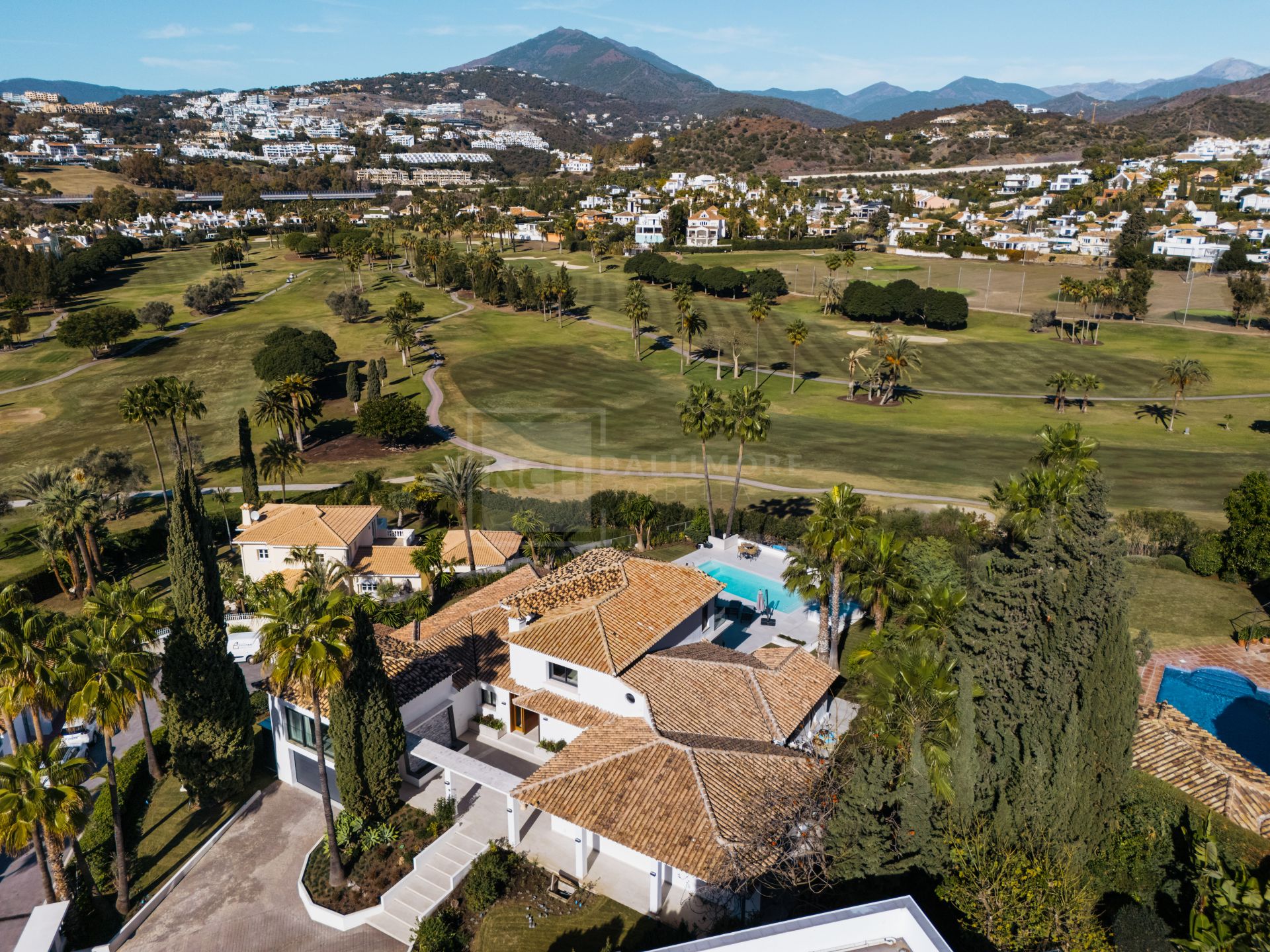 STUNNING FRONT LINE GOLF MANSION LOCATED IN NUEVA ANDALUCIA, MARBELLA