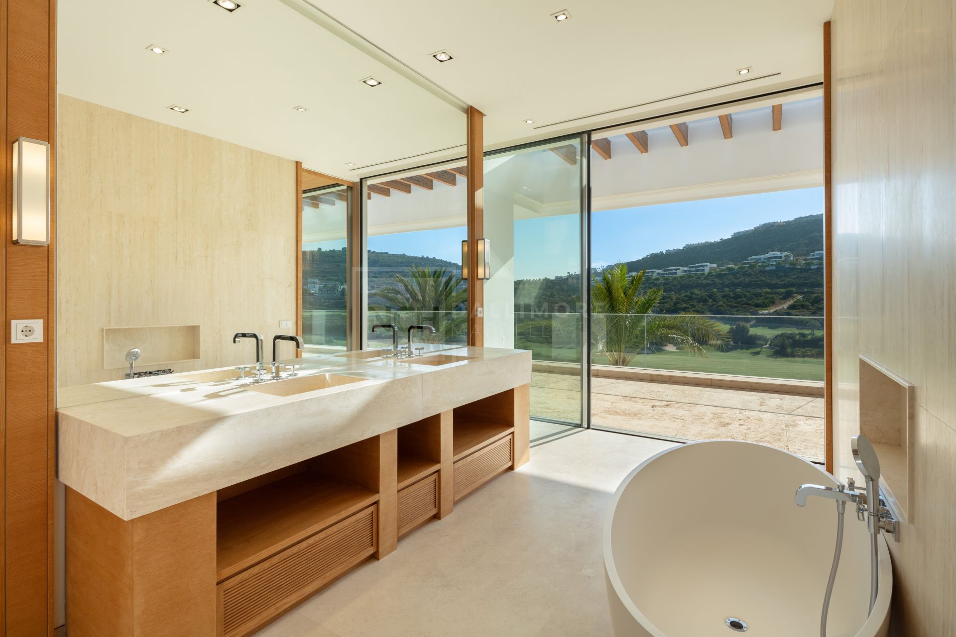 UNIQUE FRONT-LINE GOLF MANSION LOACTED IN FINCA CORTESIN