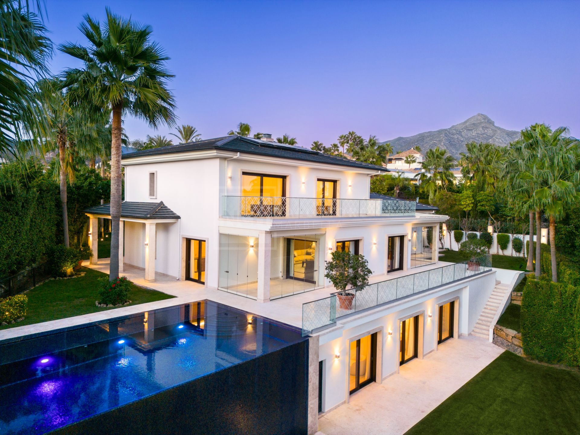 FRONT LINE GOLF LUXURY MANSION FOR SALE IN NUEVA ANDALUCIA