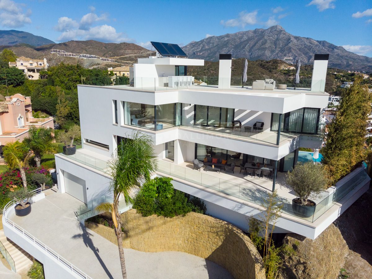 LUXURY VILLA WITH AMAZING VIEWS IN LA QUINTA BENAHAVIS