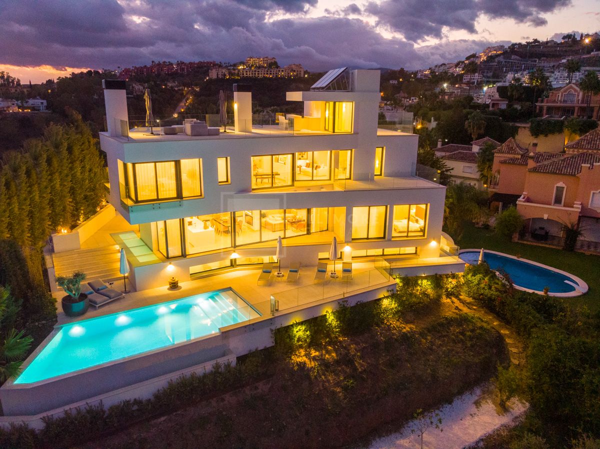 LUXURY VILLA WITH AMAZING VIEWS IN LA QUINTA BENAHAVIS