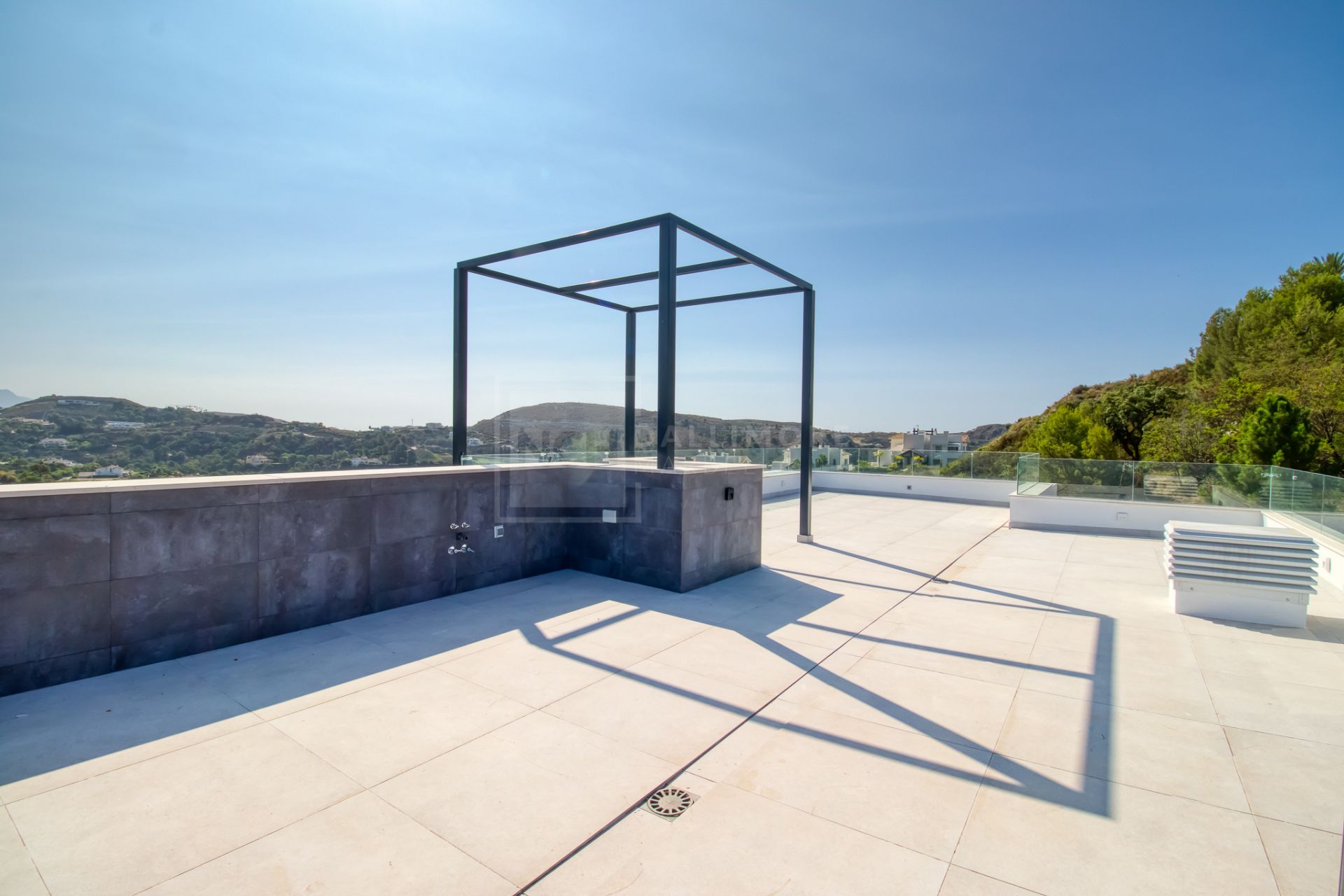 STRIKING CONTEMPORARY 5 BEDROOM VILLA IN COUNTRIFIED MONTE MAYOR ESTATE, BENAHAVIS