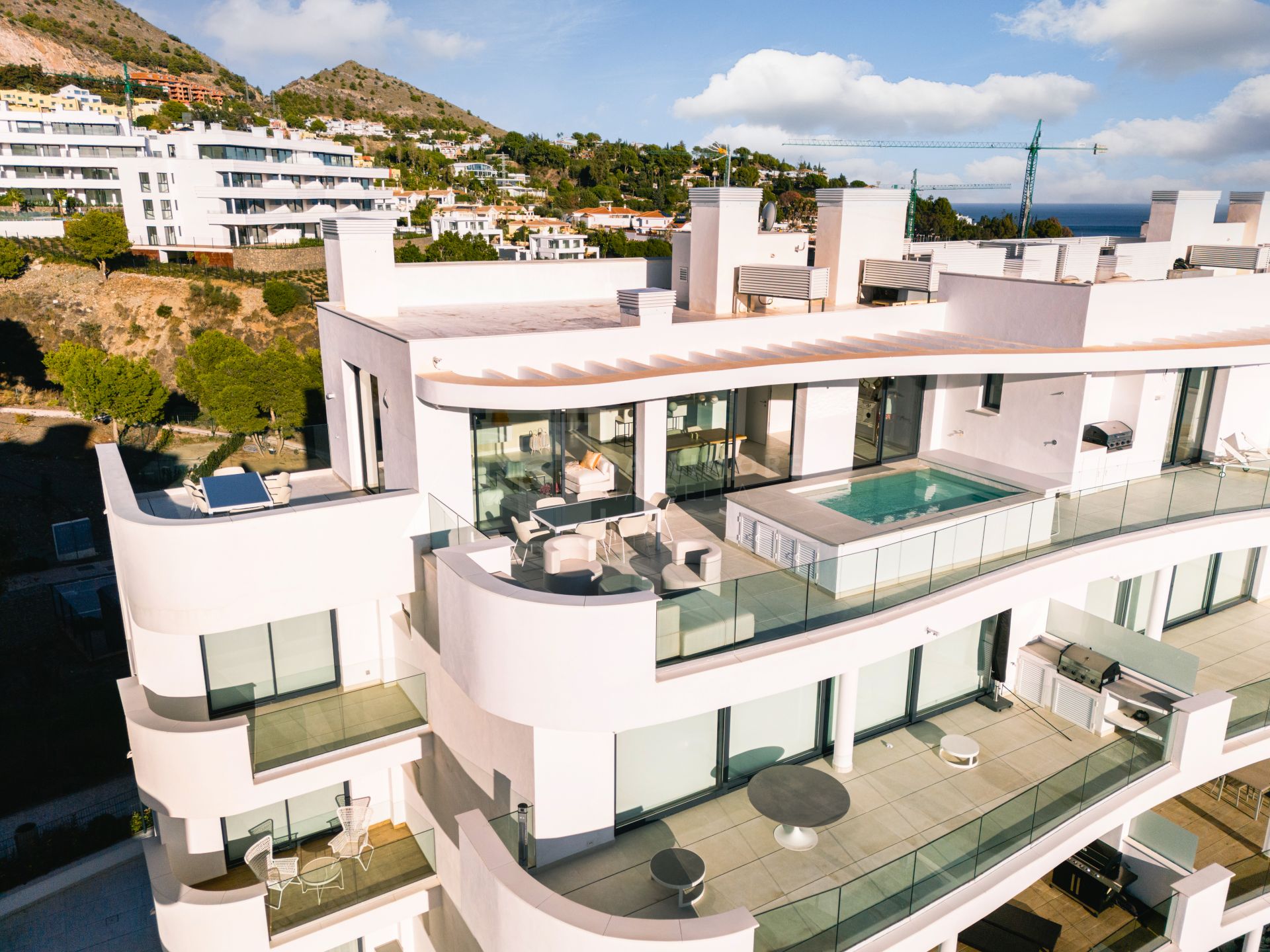 3 BEDROOM LUXURY PENTHOUSE WITH SEA VIEWS & PRIVATE POOL LOCATED IN HIGUERON WEST, FUENGIROLA