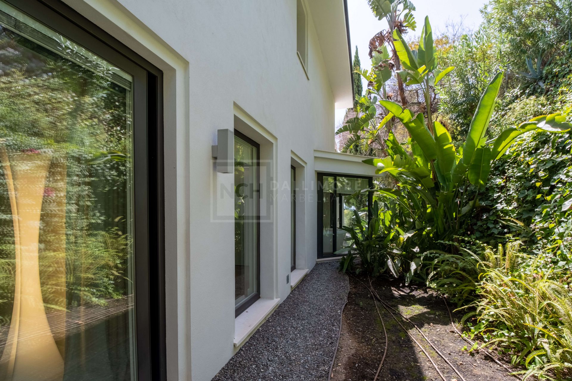 STRIKING 6 BEDROOM CONTEMPORARY VILLA IN EXCLUSIVE LA ZAGALETA, BENAHAVIS