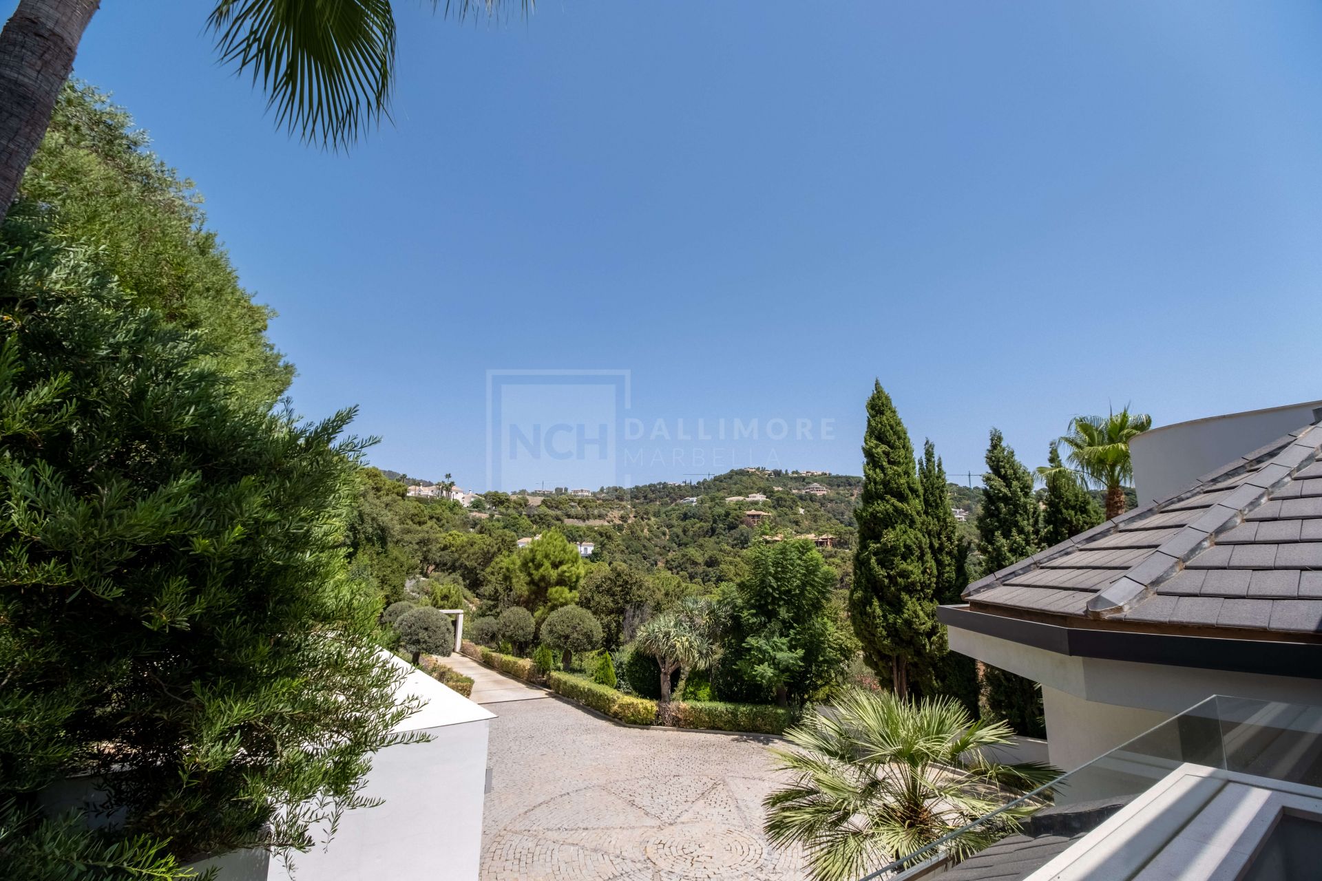STRIKING 6 BEDROOM CONTEMPORARY VILLA IN EXCLUSIVE LA ZAGALETA, BENAHAVIS