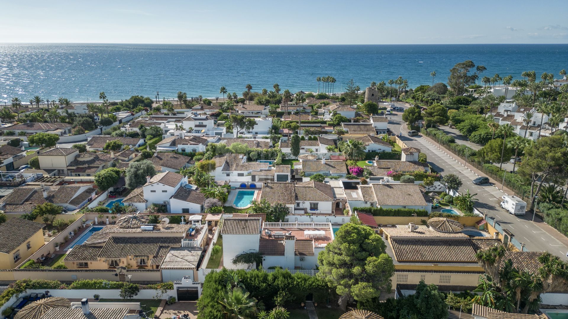 INVESTMENT OPPORTUNITY! 5-BEDROOM VILLA 200 METRES FROM THE BEACH, COSTALITA, ESTEPONA