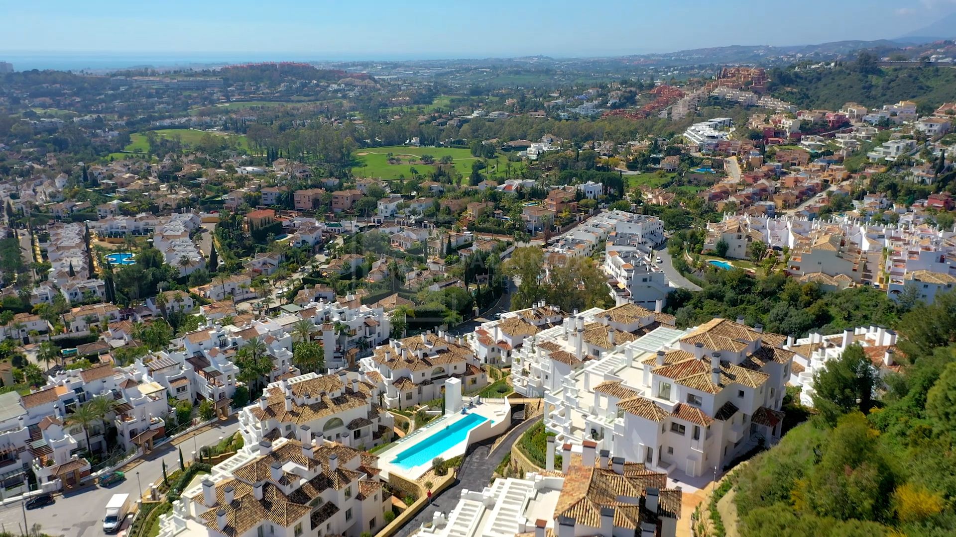 STUNNING LUXURY 7-BEDROOM APARTMENT IN NUEVA ANDALUCIA