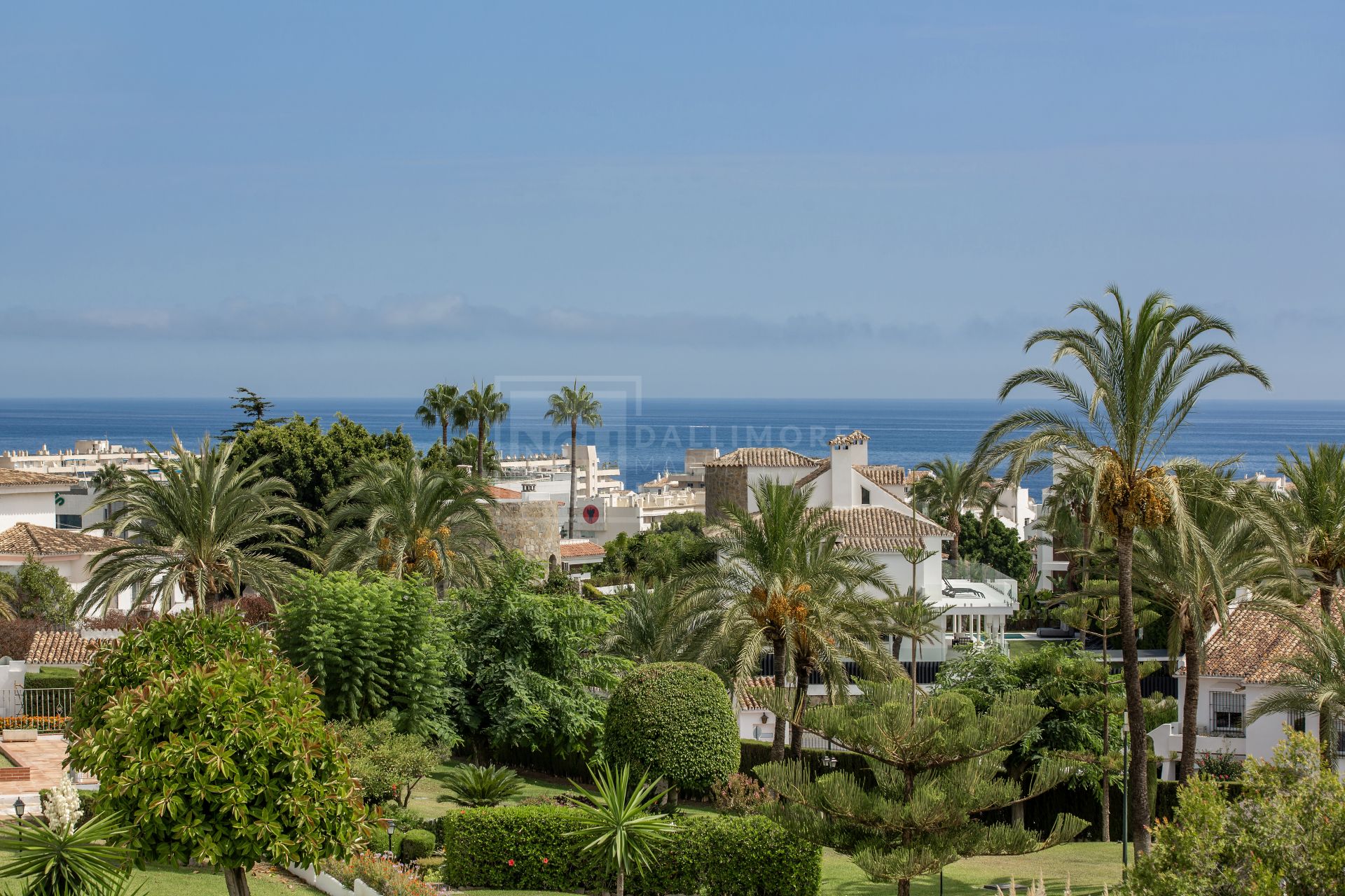 INVESTMENT OPPORTUNITY - SPACIOUS 3-BEDROOM APARTMENT WITH STUNNING VIEWS IN ROYAL GARDENS, NUEVA ANDALUCIA