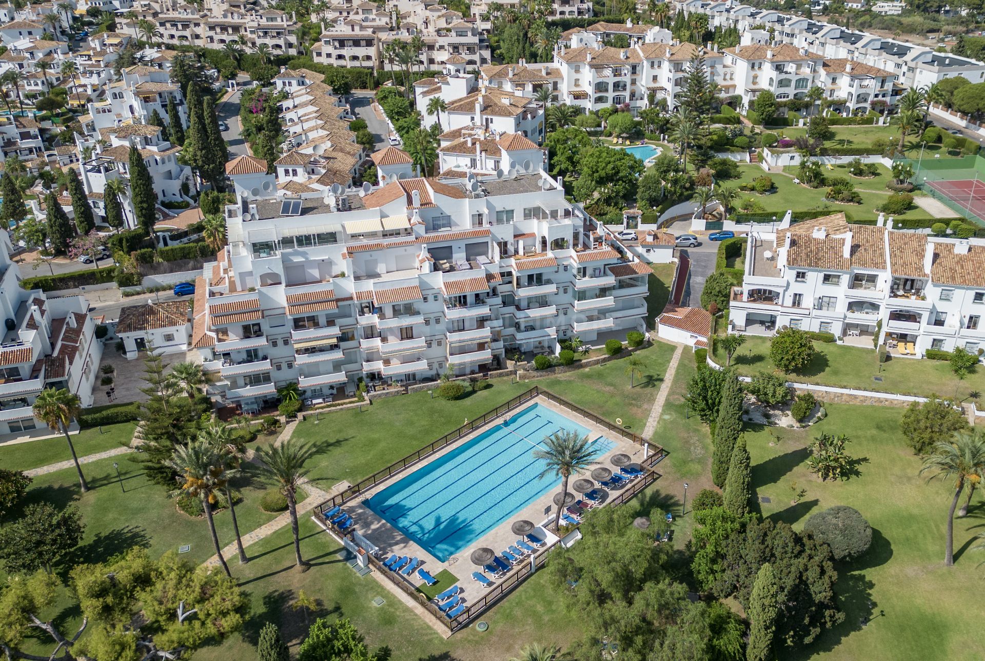 INVESTMENT OPPORTUNITY - SPACIOUS 3-BEDROOM APARTMENT WITH STUNNING VIEWS IN ROYAL GARDENS, NUEVA ANDALUCIA