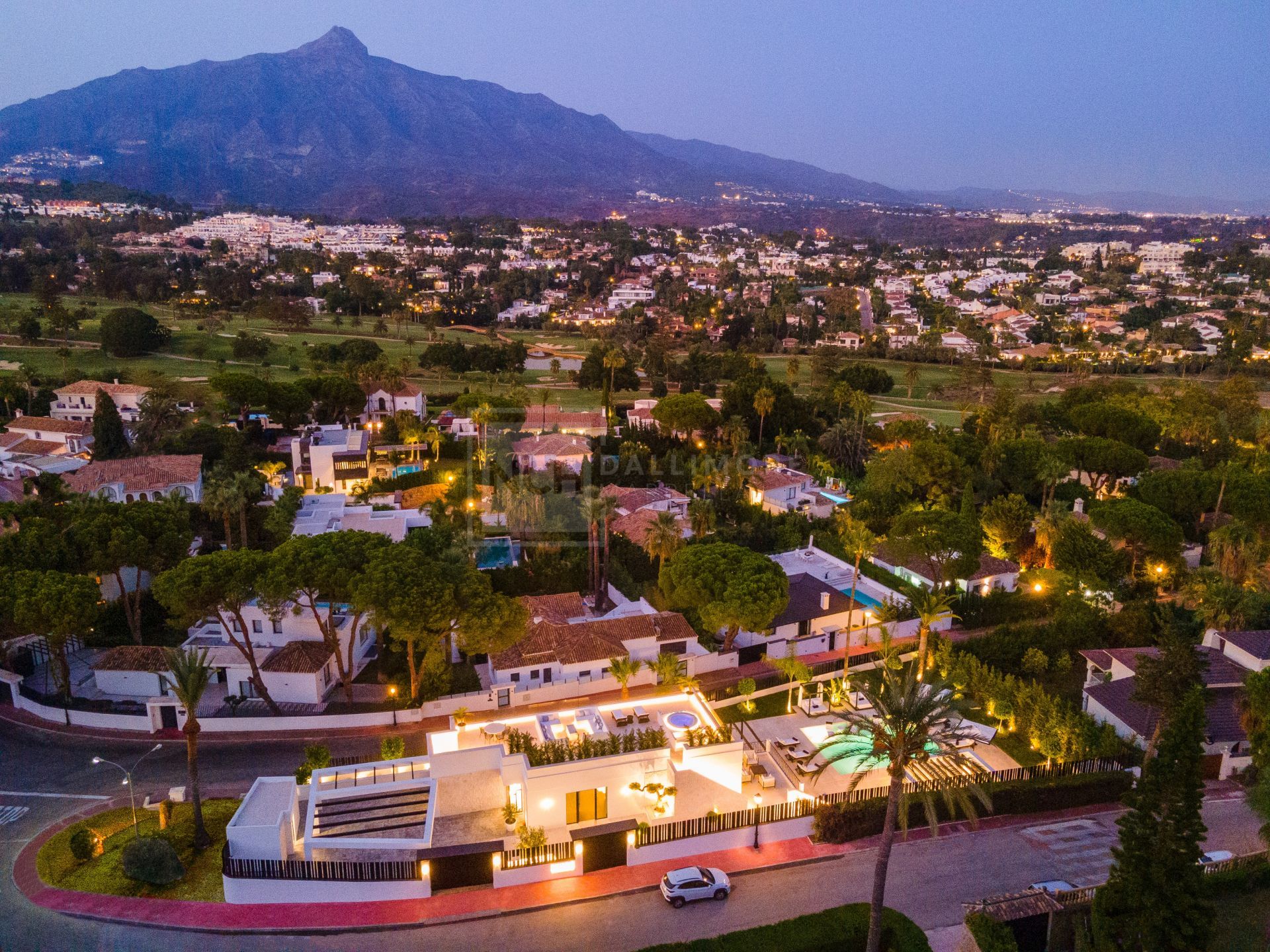 BRAND NEW LUXURY VILLA IN THE HEART OF NUEVA ANDALUCIA