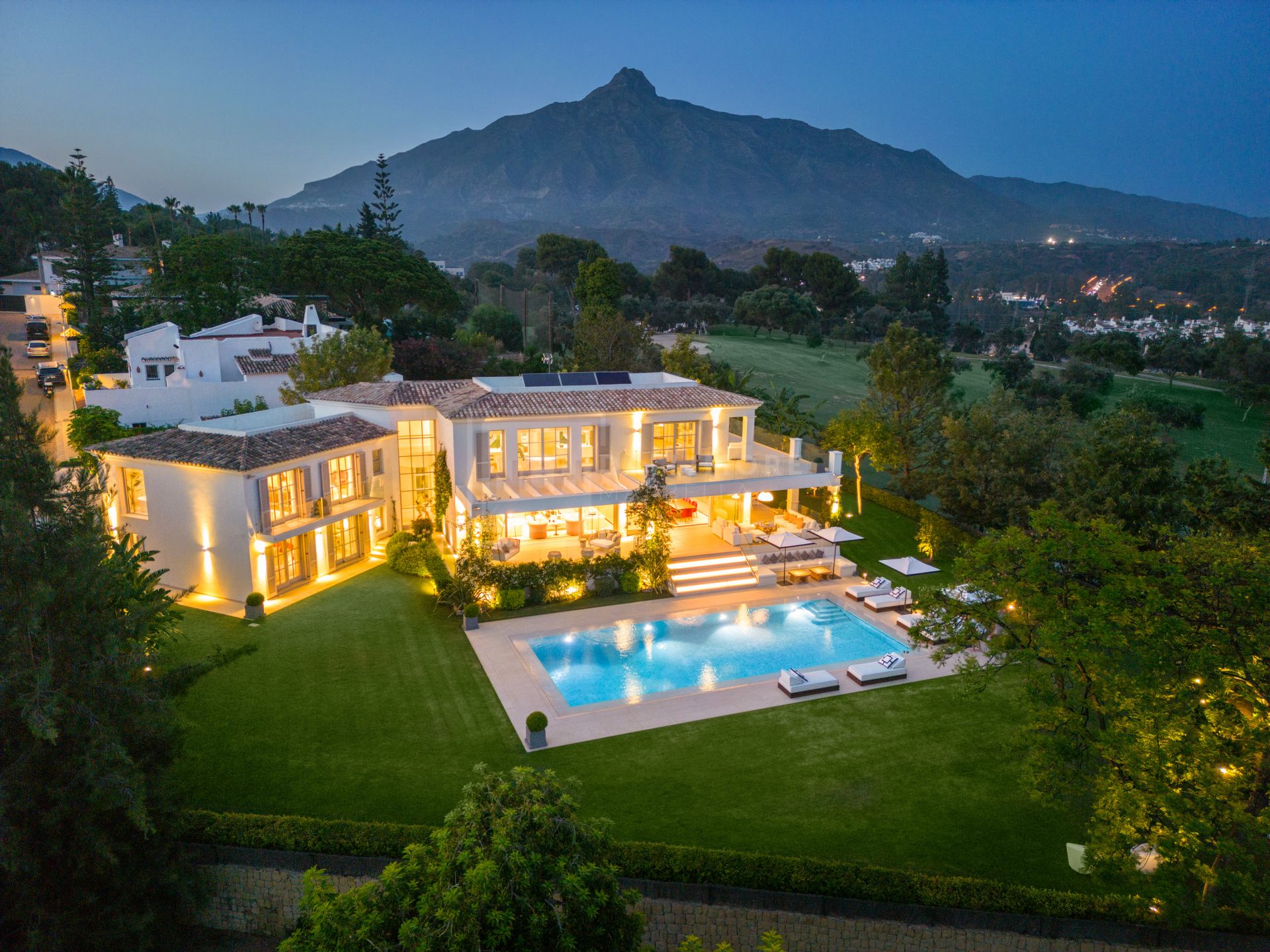 SPECTACULAR LUXURY 6-BEDROOM FRONTLINE GOLF VILLA IN NUEVA ANDALUCIA, MARBELLA