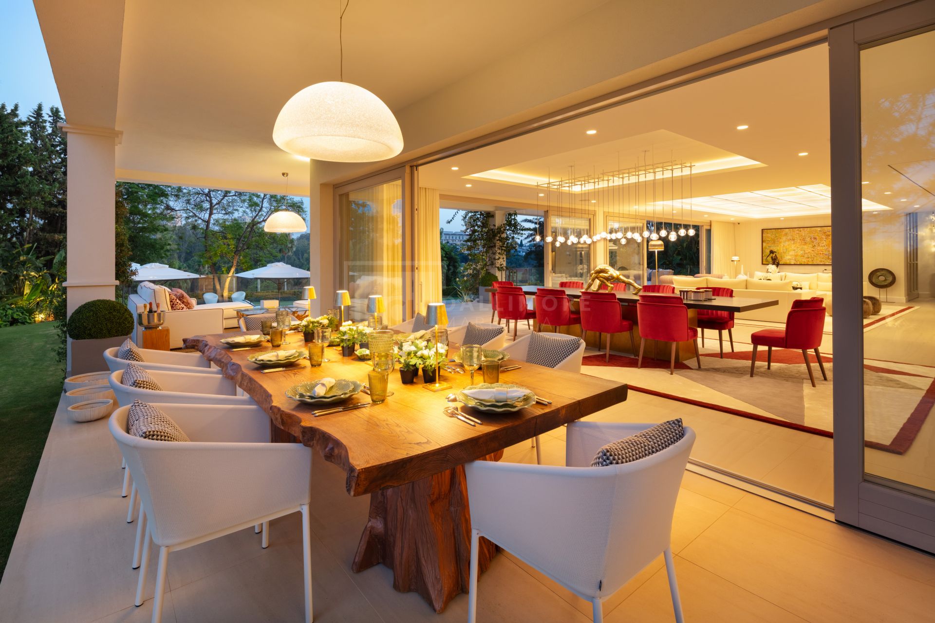 SPECTACULAR LUXURY 6-BEDROOM FRONTLINE GOLF VILLA IN NUEVA ANDALUCIA, MARBELLA